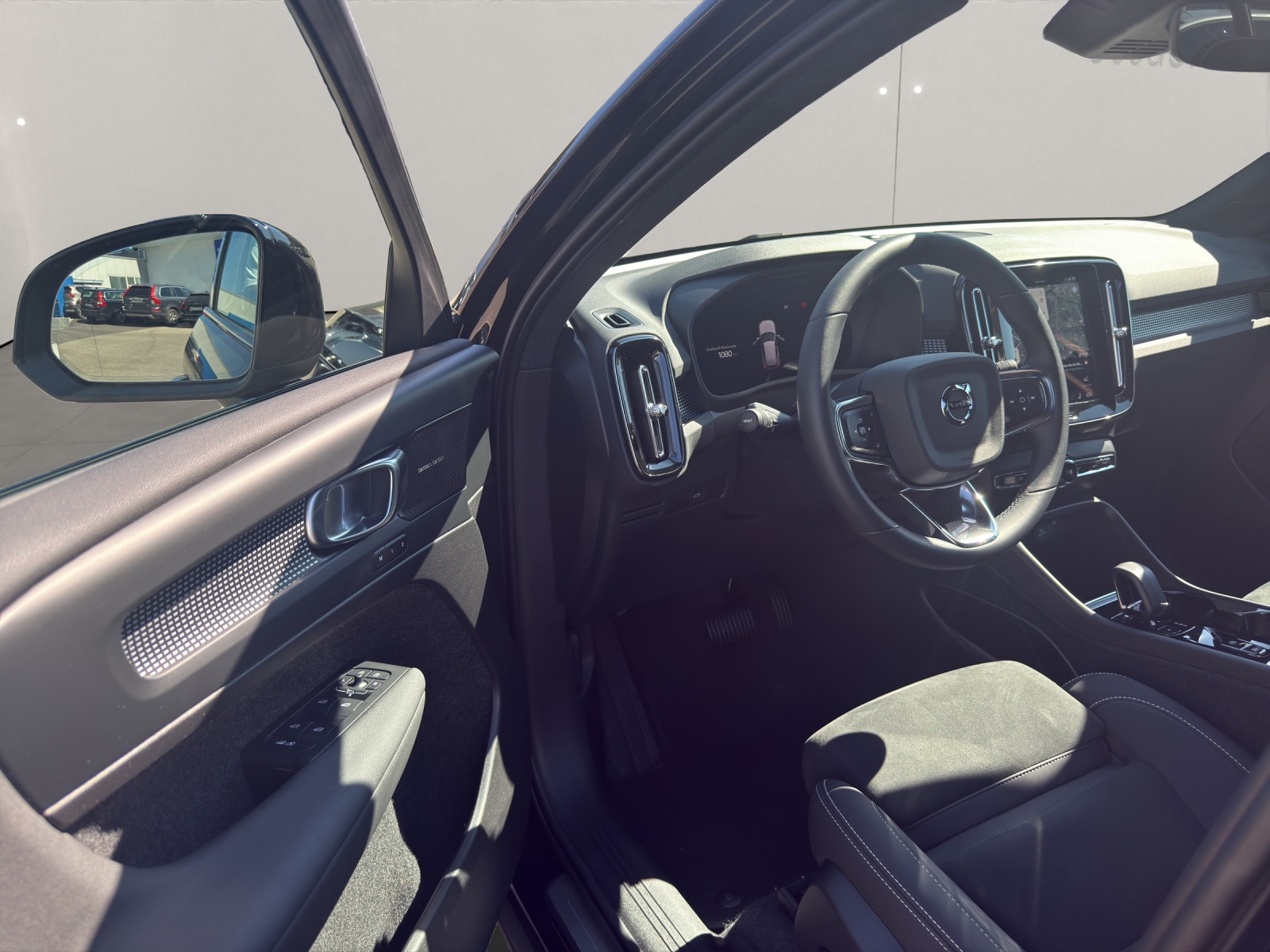 VOLVO XC40 2.0 B3 MH Plus Dark-image-7
