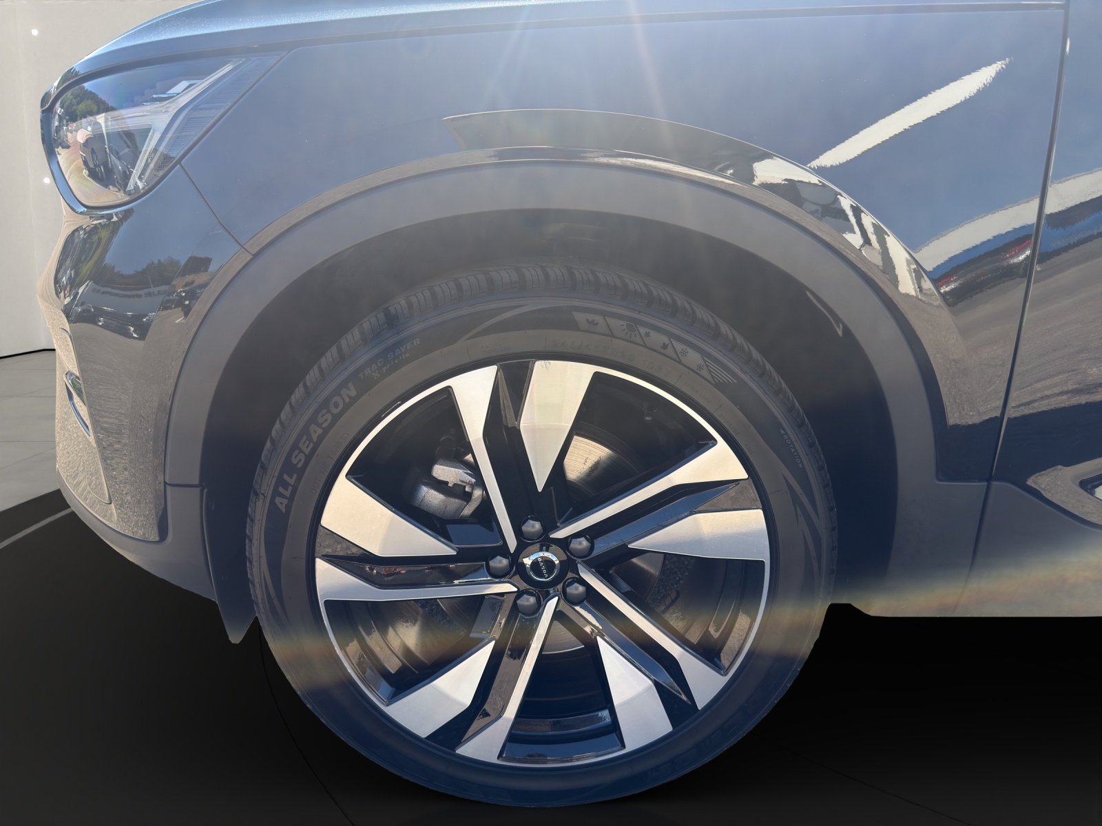 VOLVO XC40 2.0 B3 MH Plus Dark-image-6