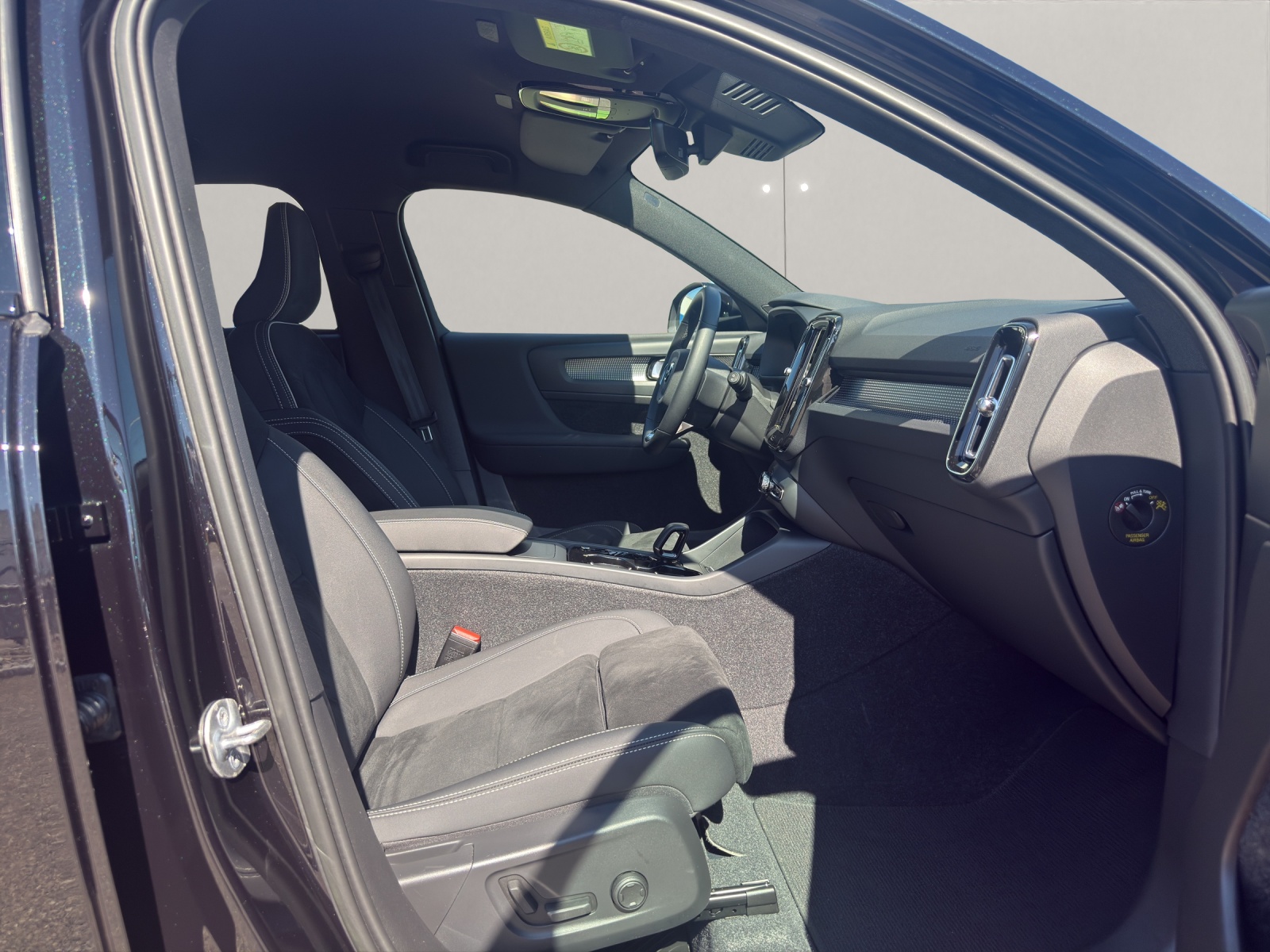 VOLVO XC40 2.0 B3 MH Plus Dark-image-12