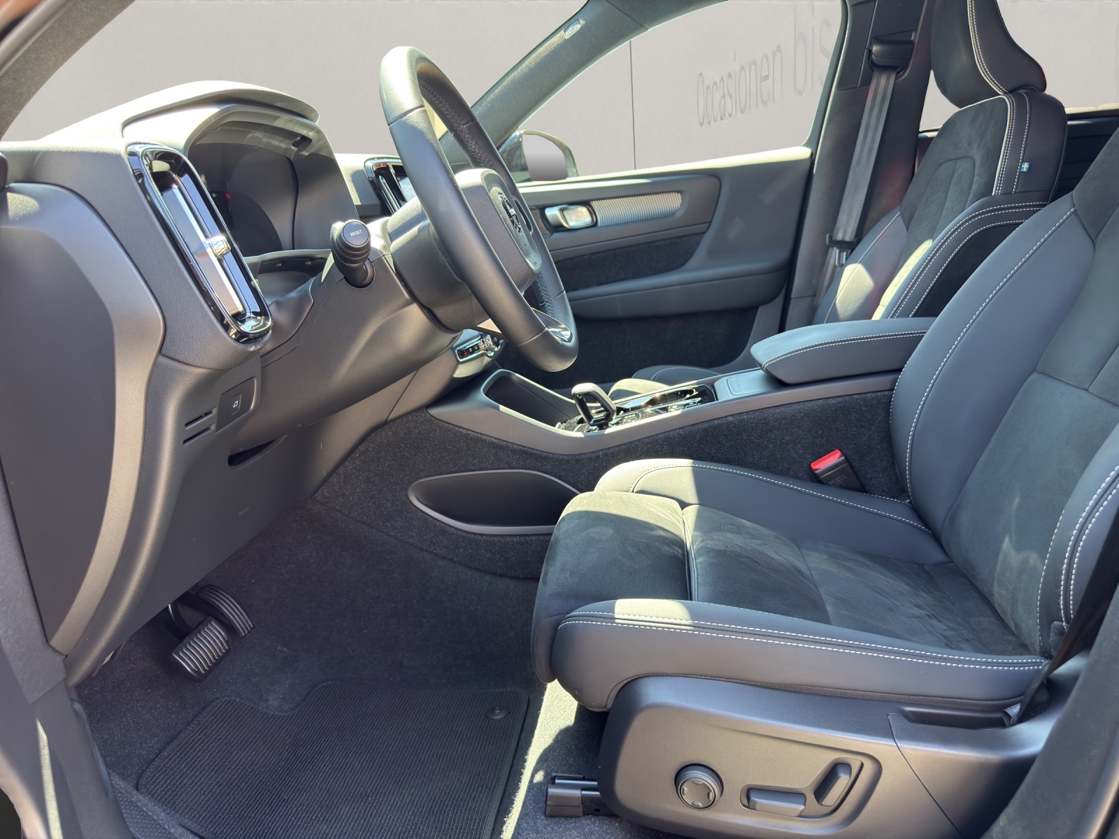 VOLVO XC40 2.0 B3 MH Plus Dark-image-8