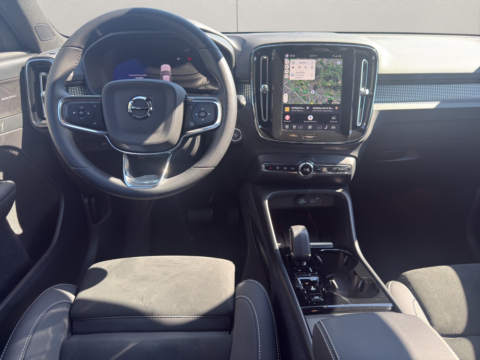 VOLVO XC40 2.0 B3 MH Plus Dark-image-10