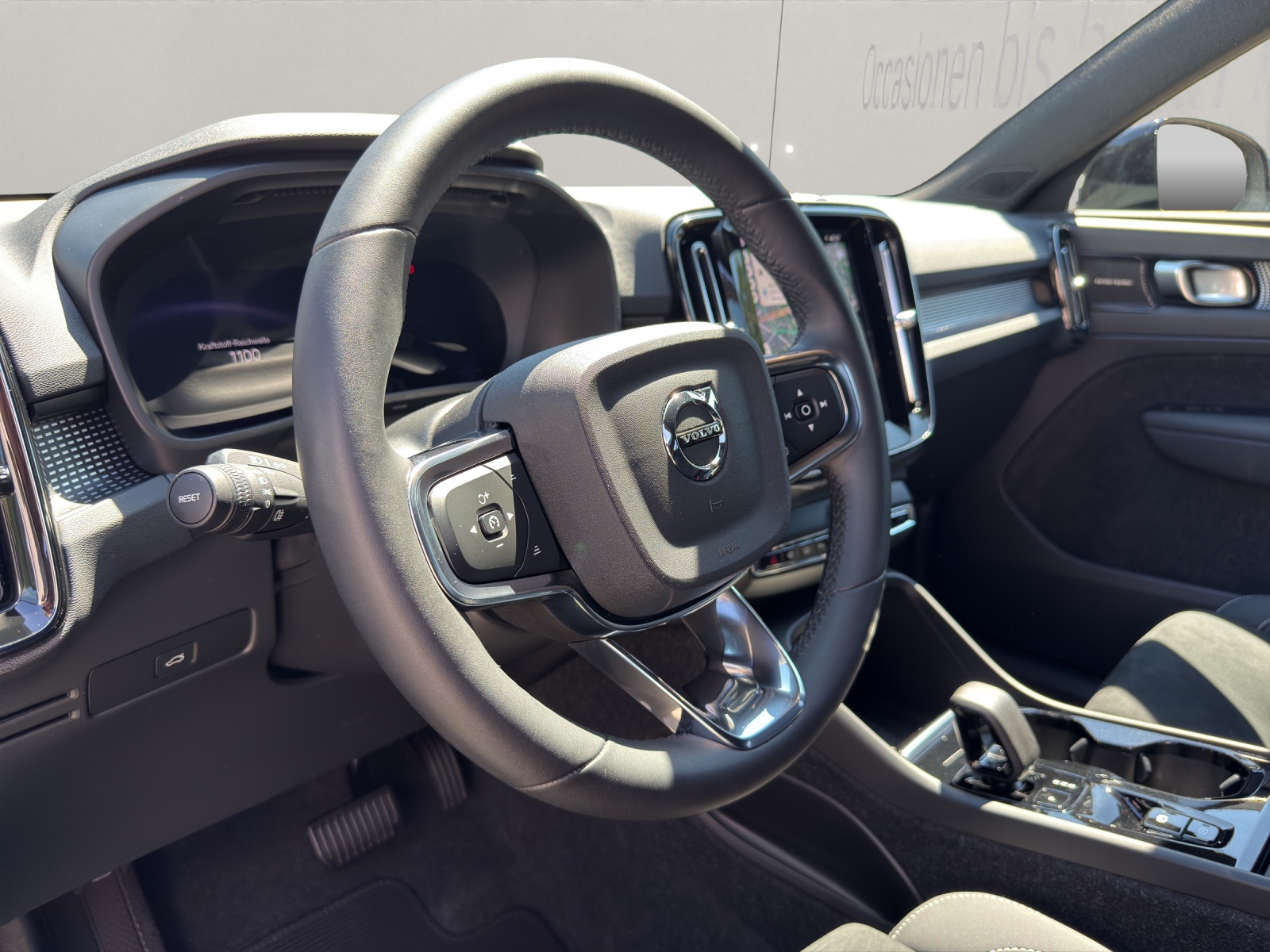 VOLVO XC40 2.0 B3 MH Plus Dark-image-9