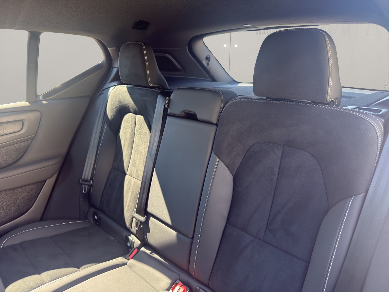 VOLVO XC40 2.0 B3 MH Plus Dark-image-14