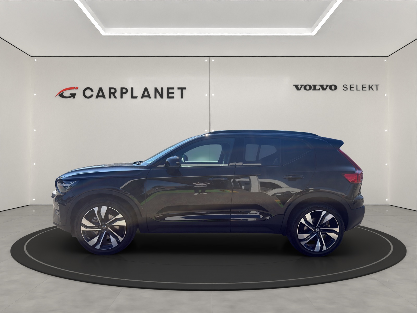 VOLVO XC40 2.0 B3 MH Plus Dark-image-1
