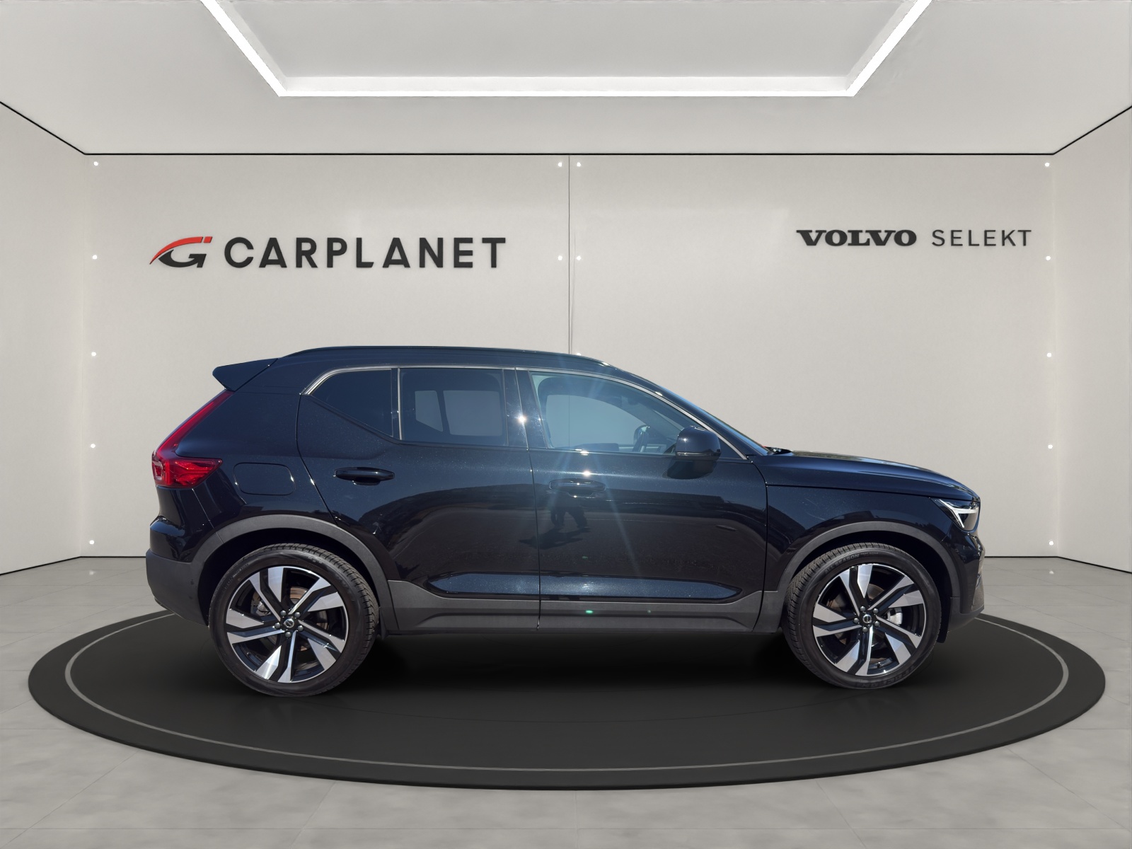 VOLVO XC40 2.0 B3 MH Plus Dark-image-2