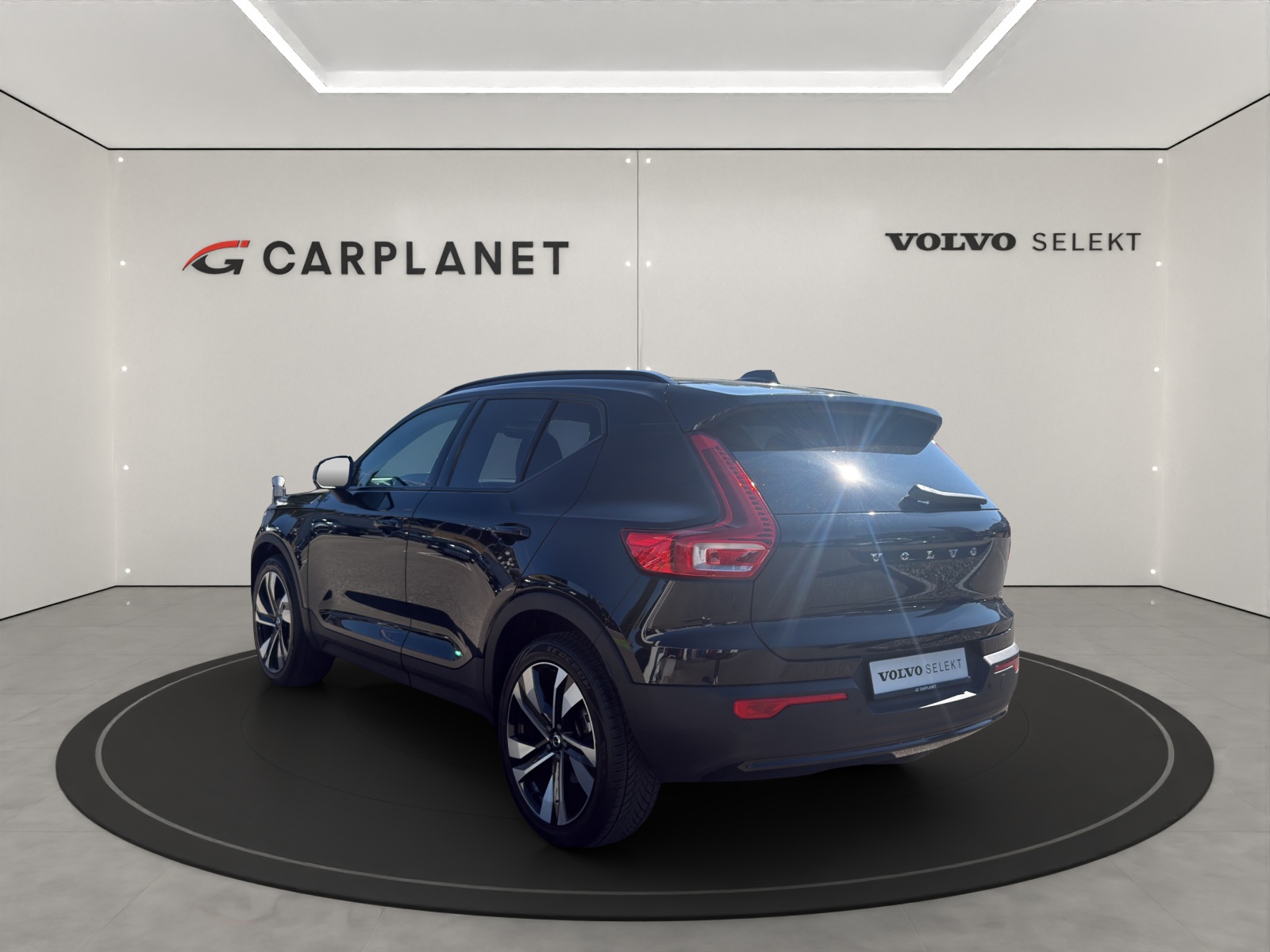 VOLVO XC40 2.0 B3 MH Plus Dark-image-3