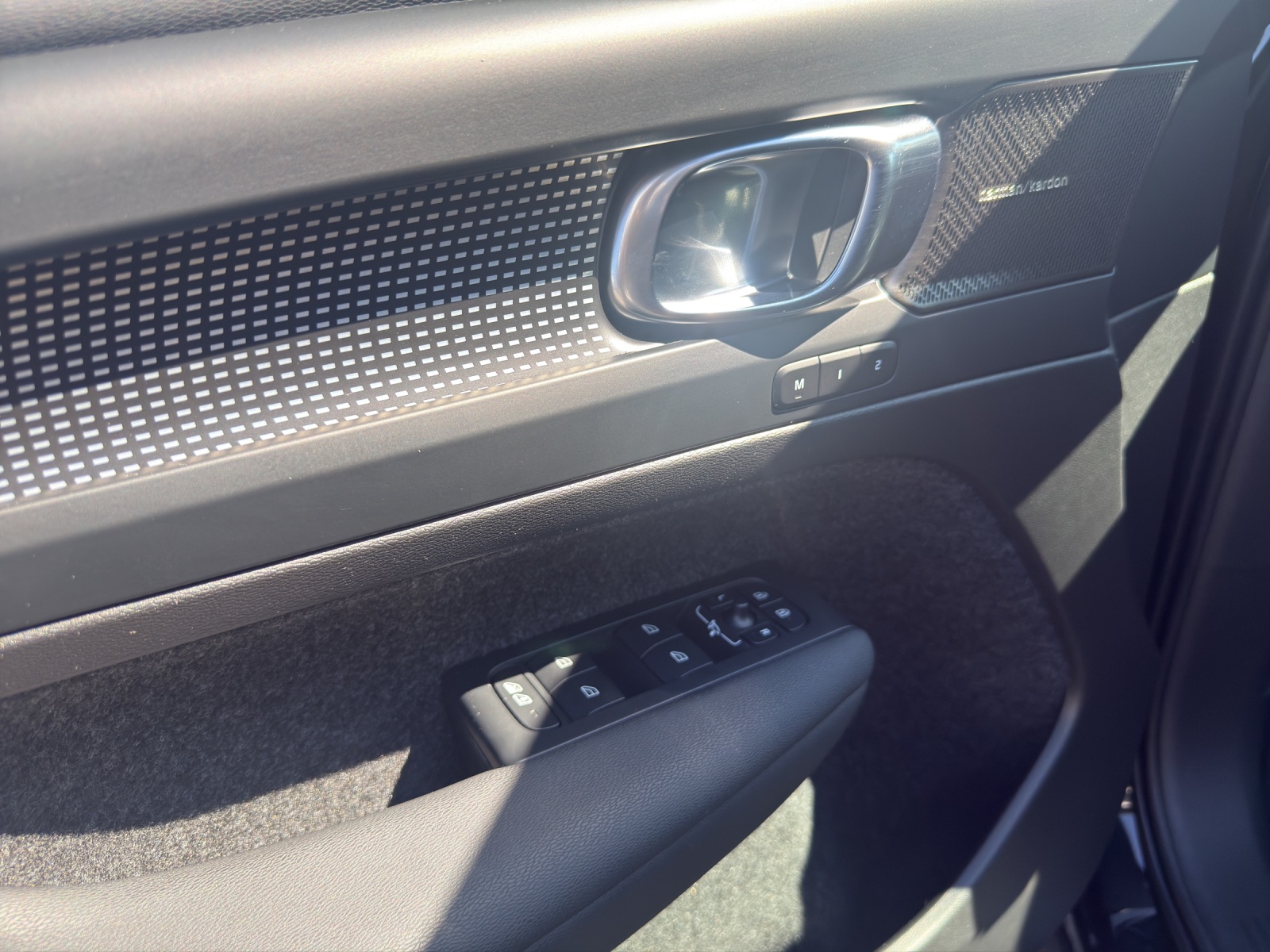VOLVO XC40 2.0 B3 MH Plus Dark-image-15