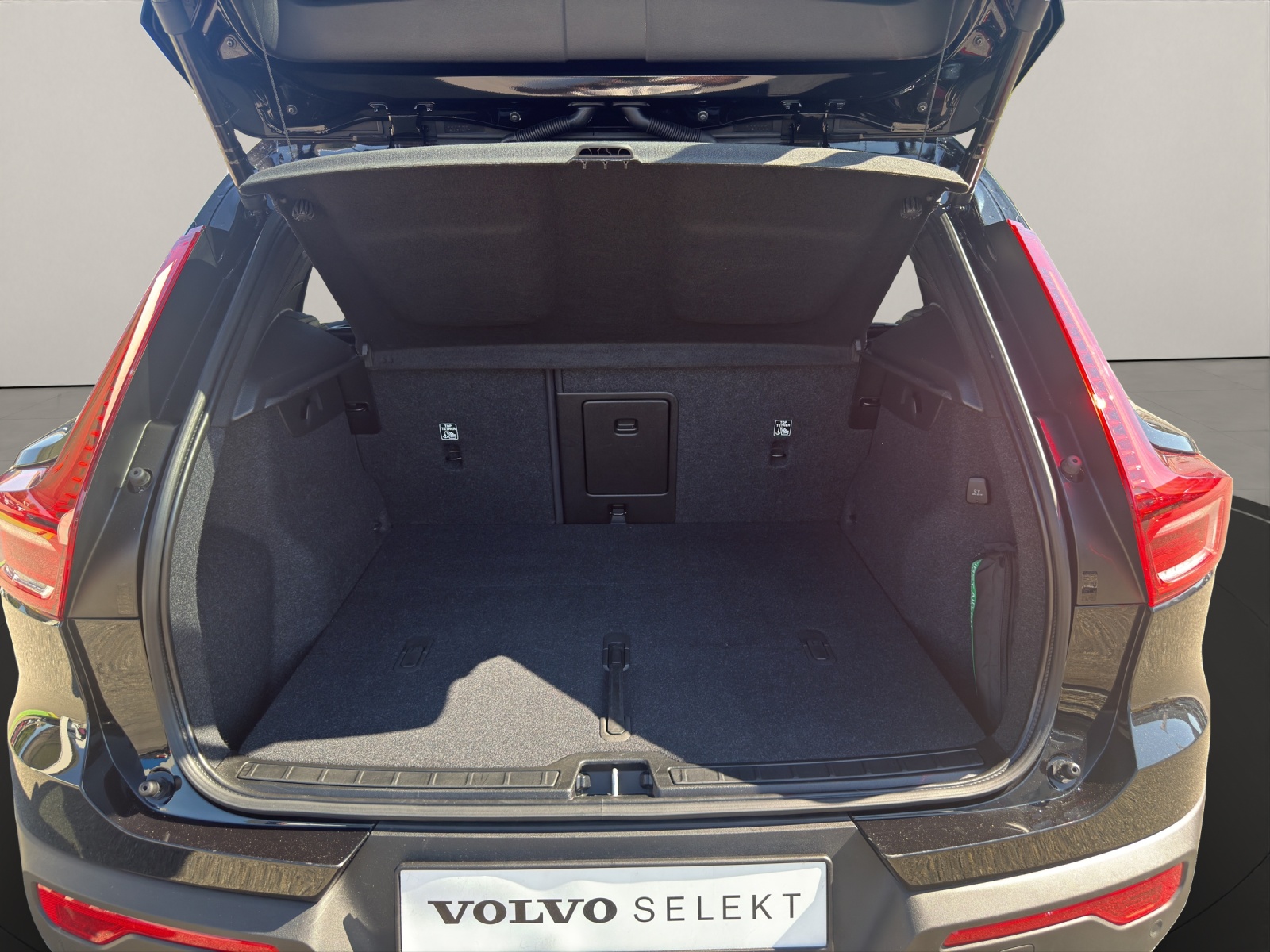 VOLVO XC40 2.0 B3 MH Plus Dark-image-5
