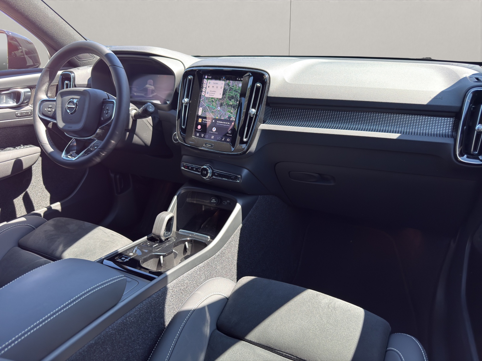 VOLVO XC40 2.0 B3 MH Plus Dark-image-11