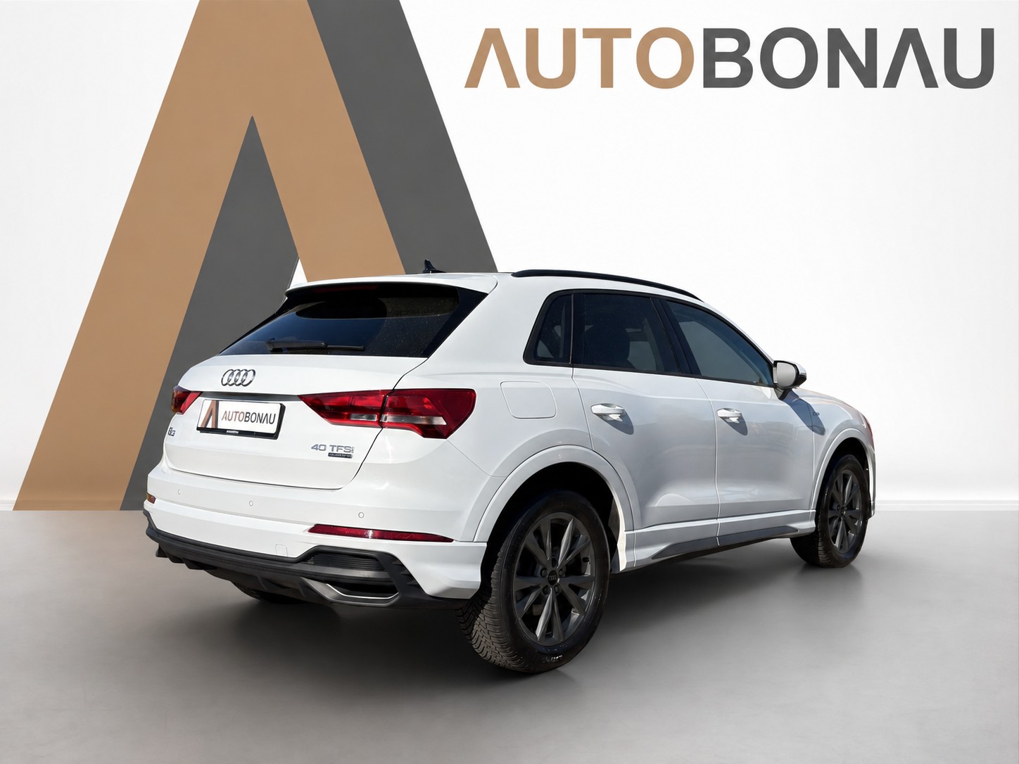 AUDI Q3 2.0 40 TFSI S line quattro S-Tronic Sky black-showroom-element-3