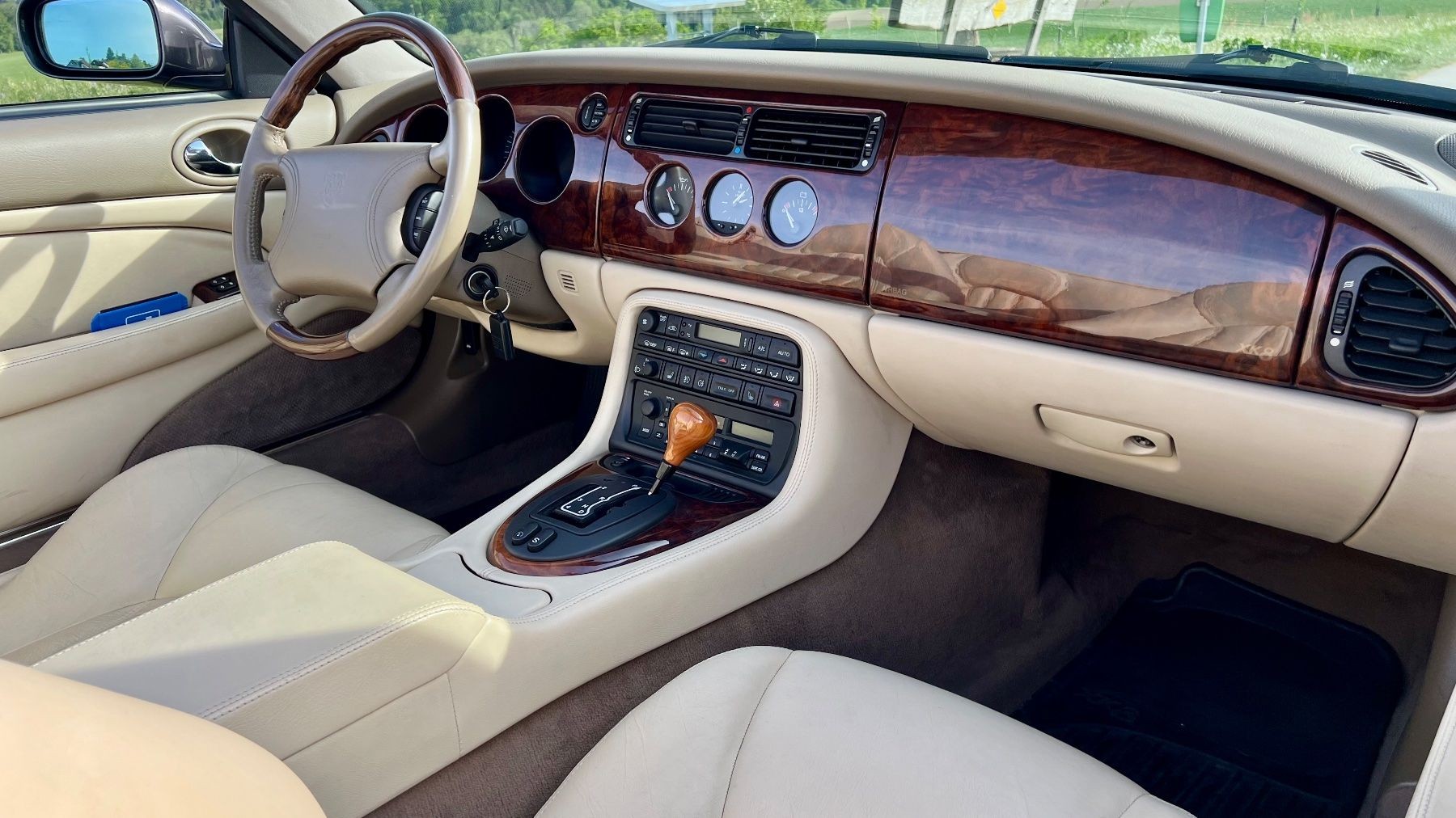 JAGUAR XK8 Convertible-image-5