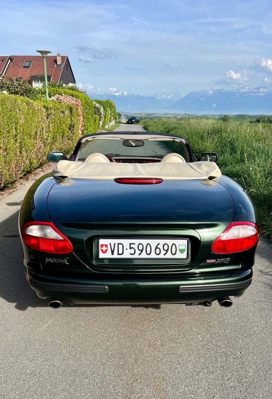 JAGUAR XK8 Convertible-image-6