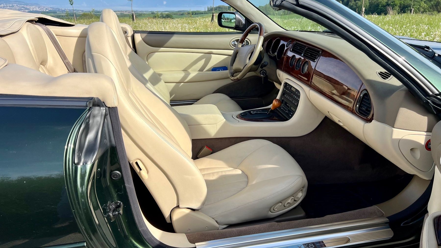 JAGUAR XK8 Convertible-image-4