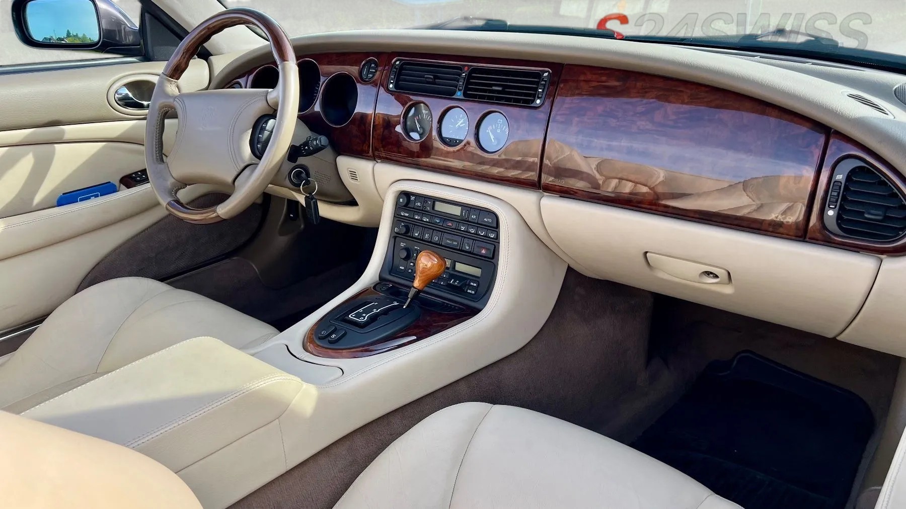 JAGUAR XK8 Convertible-image-2