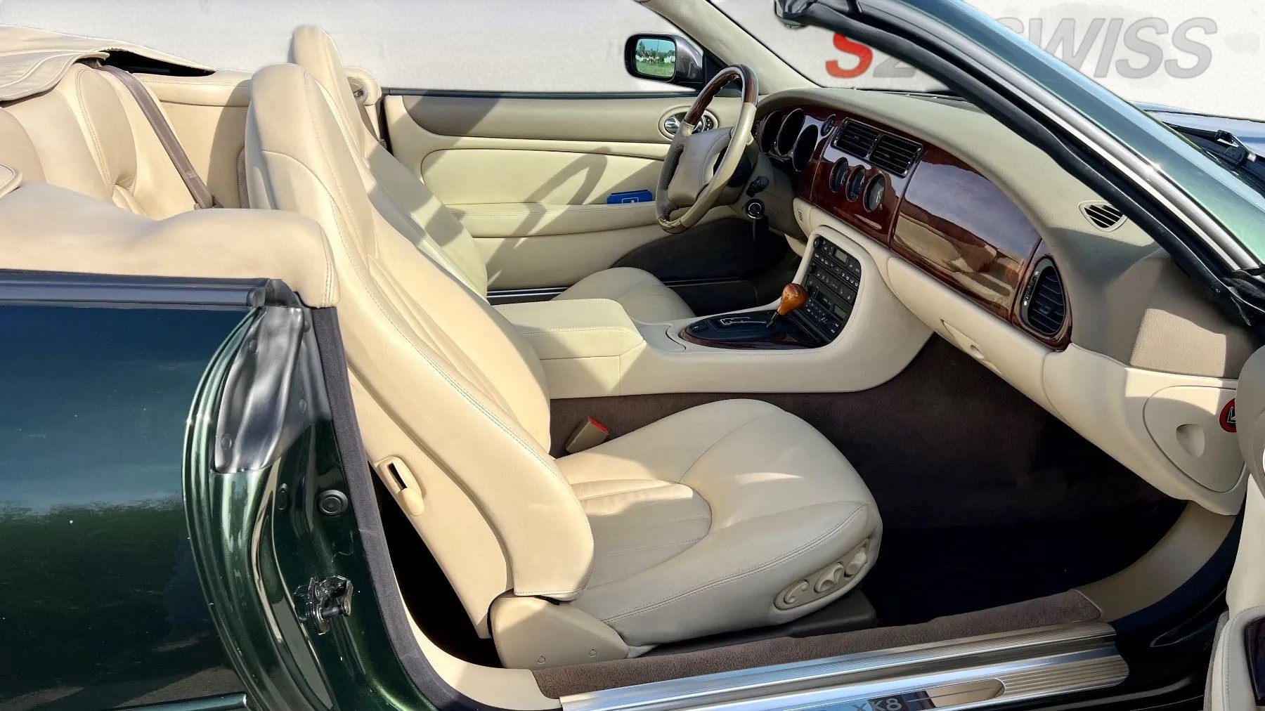 JAGUAR XK8 Convertible-image-1