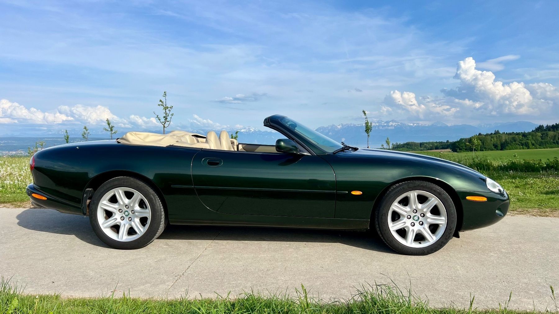 JAGUAR XK8 Convertible-image-2