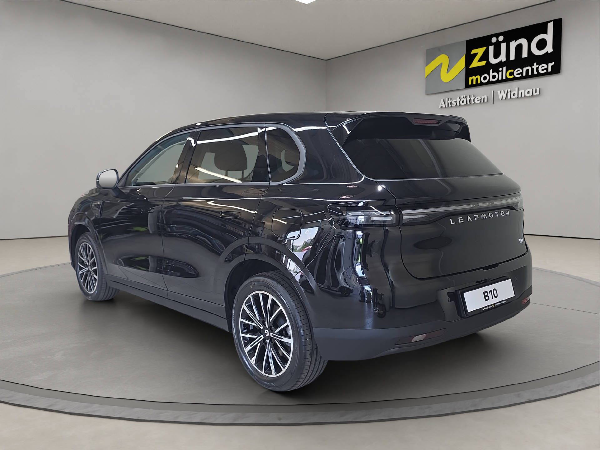 LEAPMOTOR B10 1.5 Hybrid EV-image-2