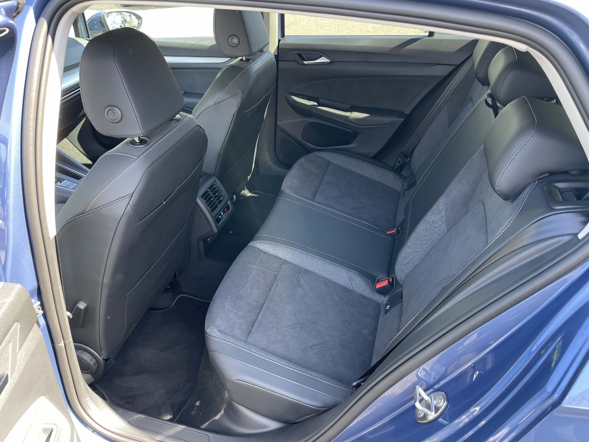 VW Golf VIII 1.5 eTSI UNITED DSG-image-8