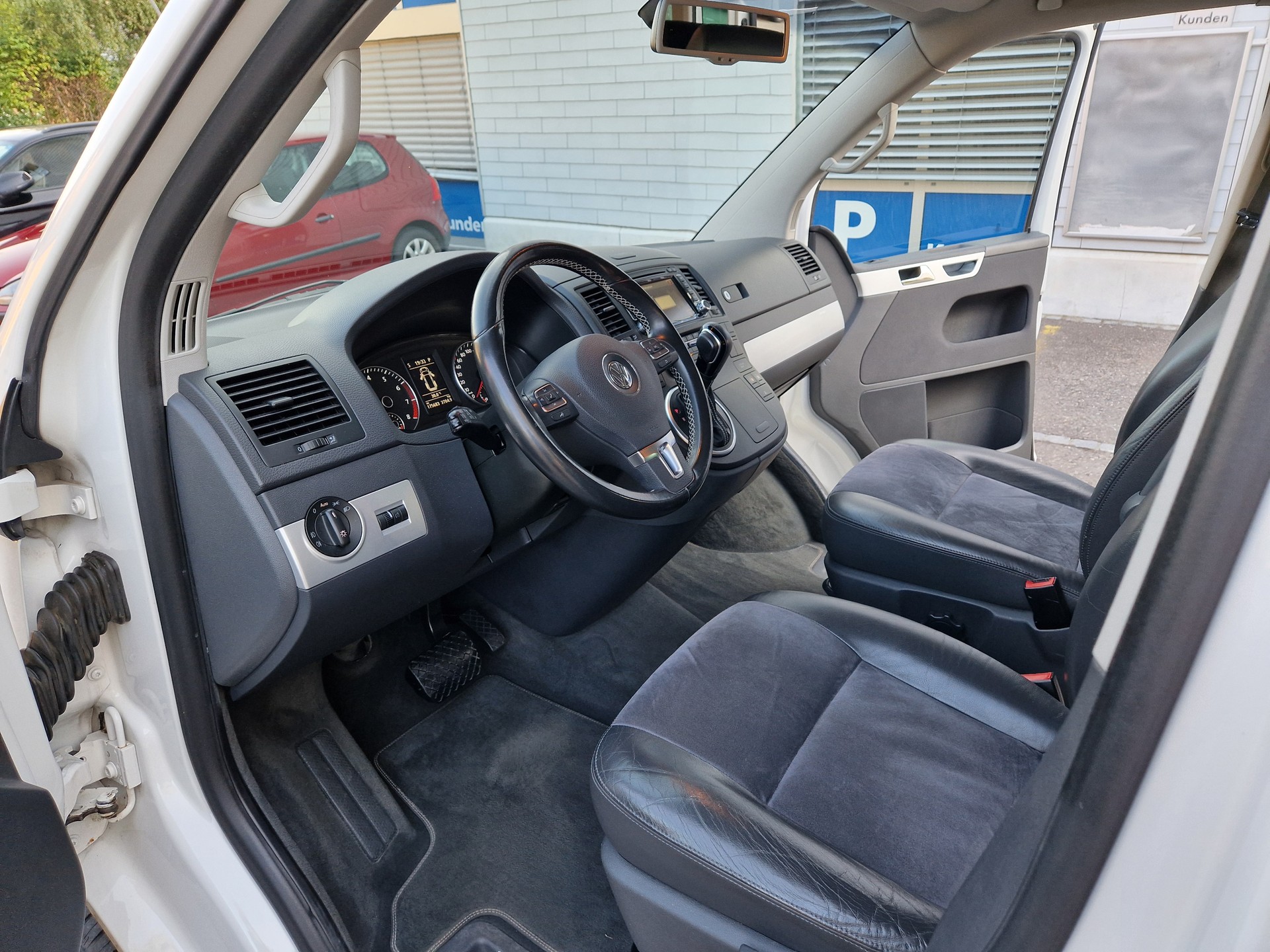 VW T5 Multivan 2.0 TSI CL Ed. 25 4Motion DSG-image-9