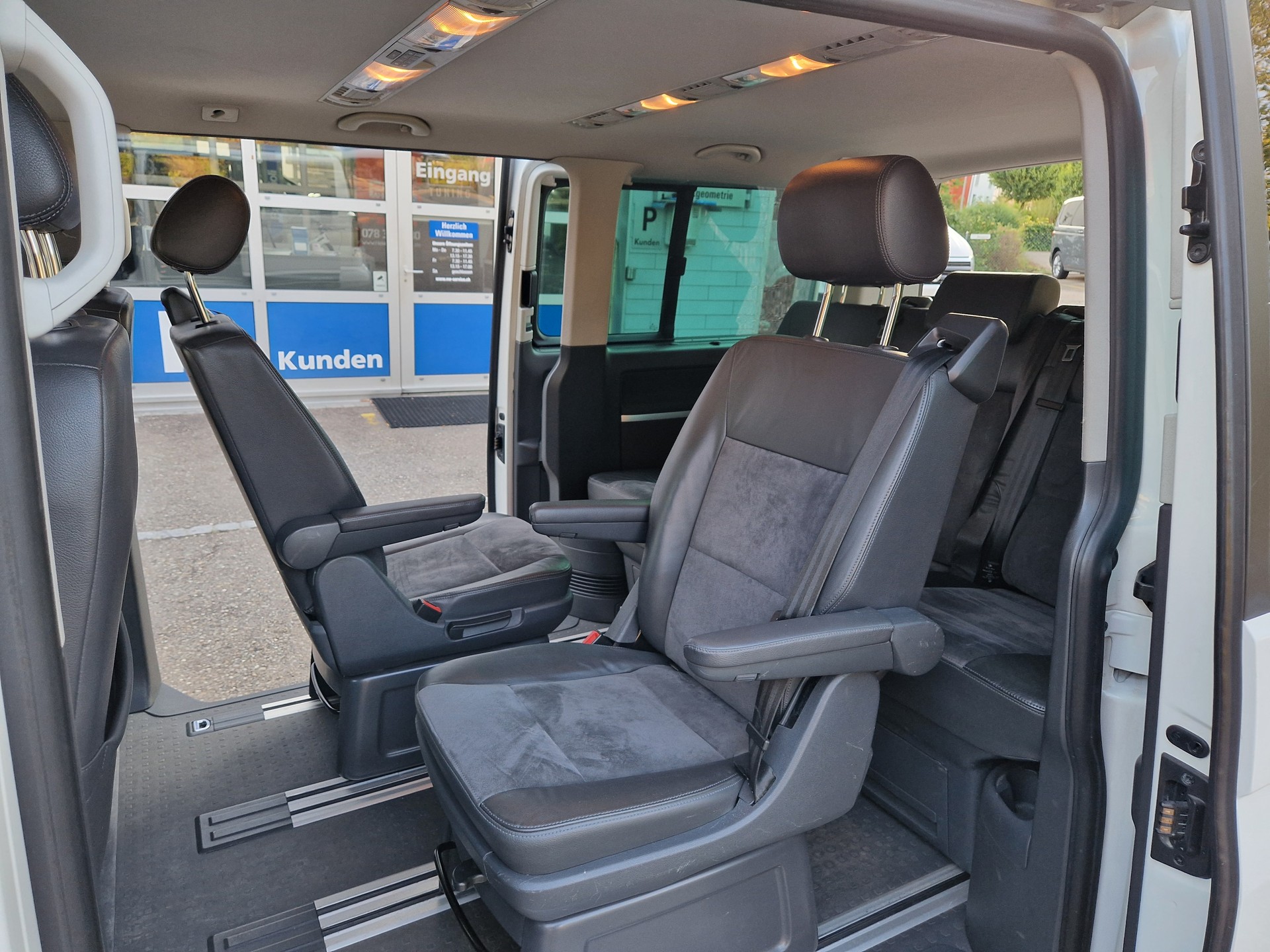 VW T5 Multivan 2.0 TSI CL Ed. 25 4Motion DSG-image-11
