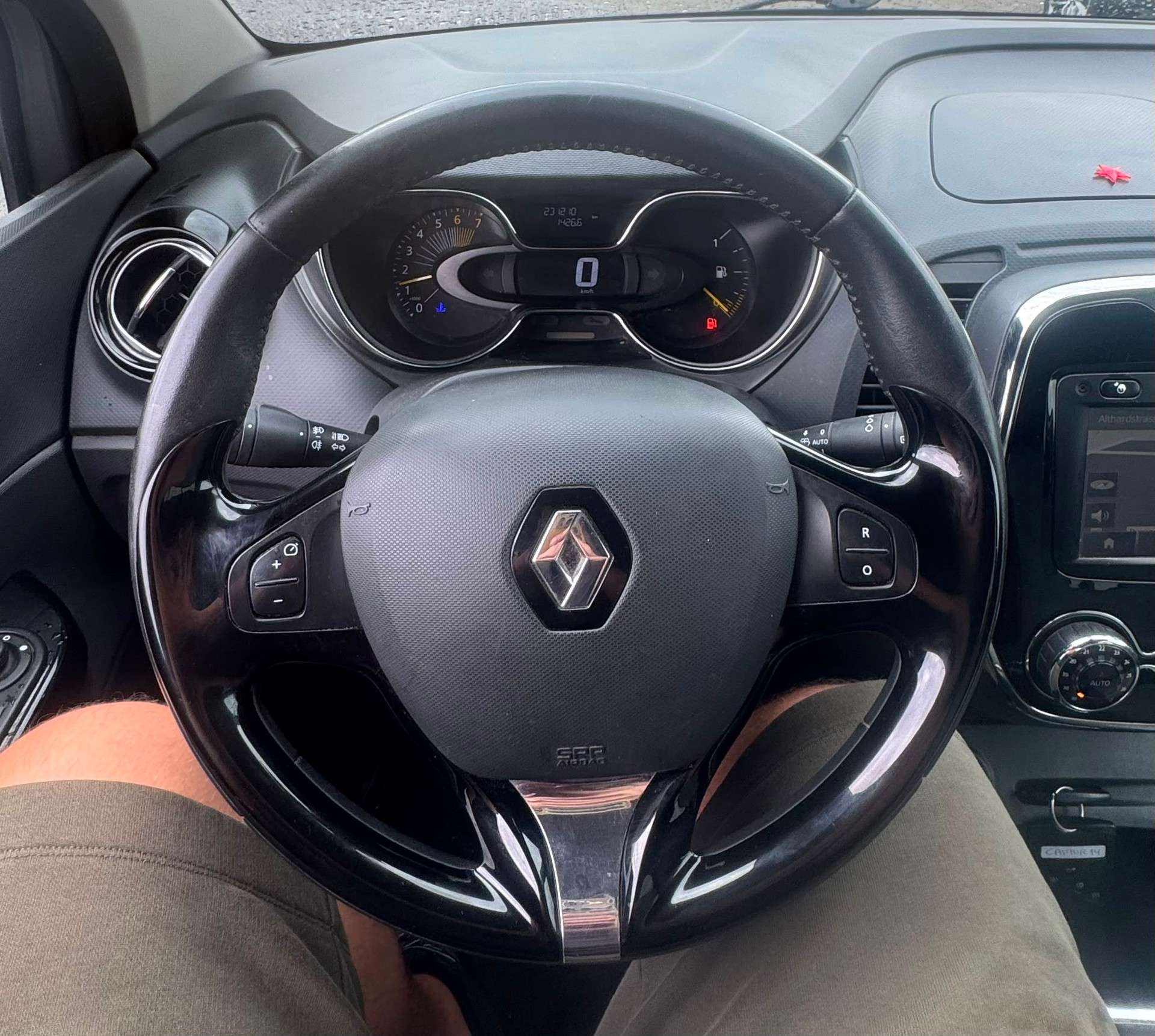 RENAULT Captur 0.9 12V Dynamique (Klimatronik * Sensoren * Radio USB * Navigation * BO5)-image-8