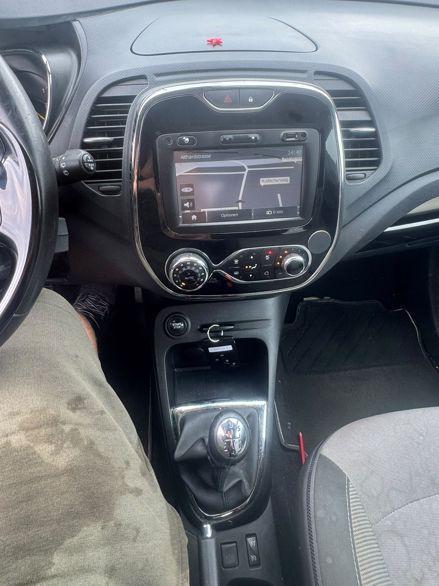 RENAULT Captur 0.9 12V Dynamique (Klimatronik * Sensoren * Radio USB * Navigation * BO5)-image-9
