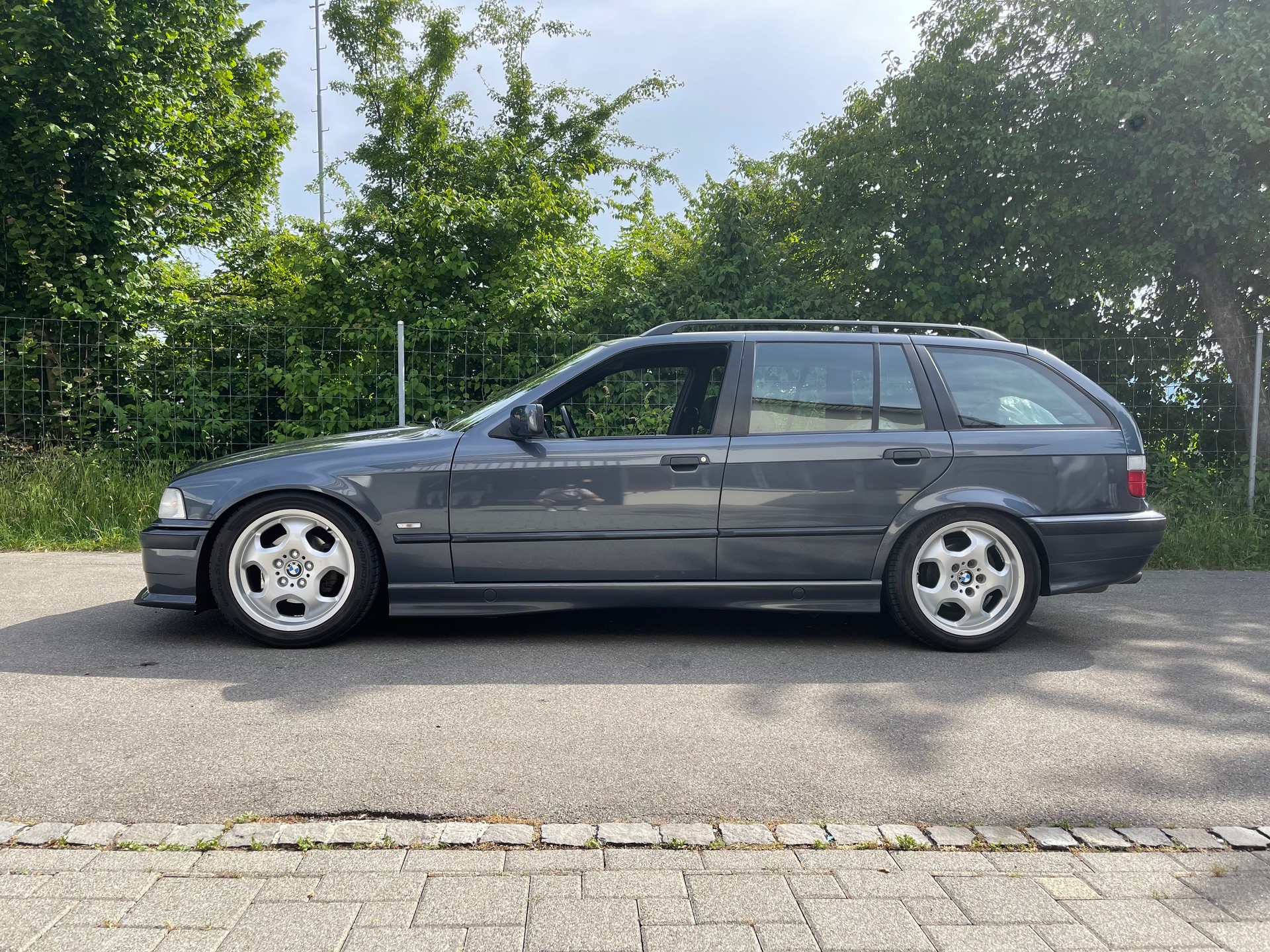 BMW touring-image-1