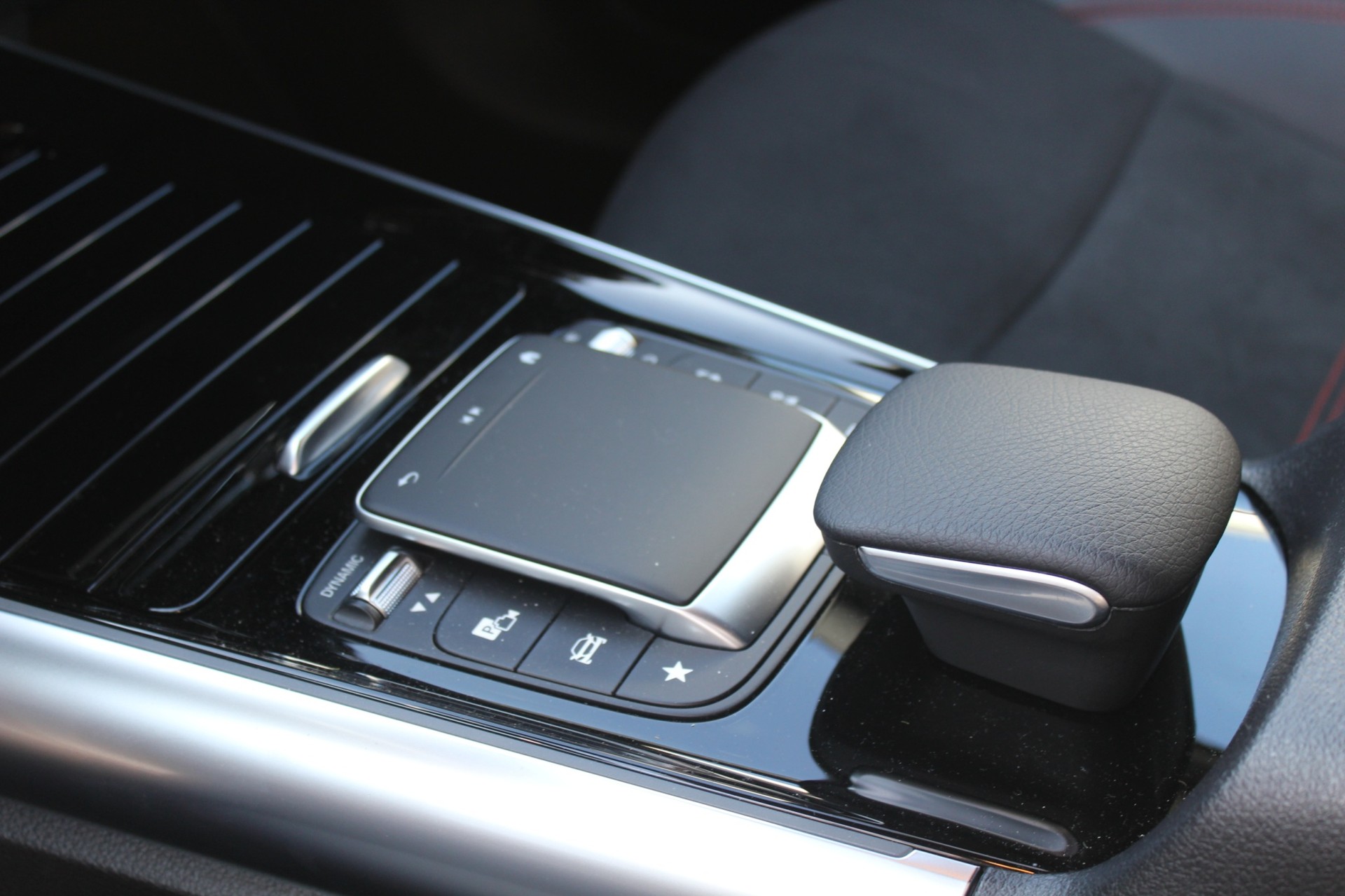 MERCEDES-BENZ EQA 300 Swiss Star AMG Line 4matic-image-8