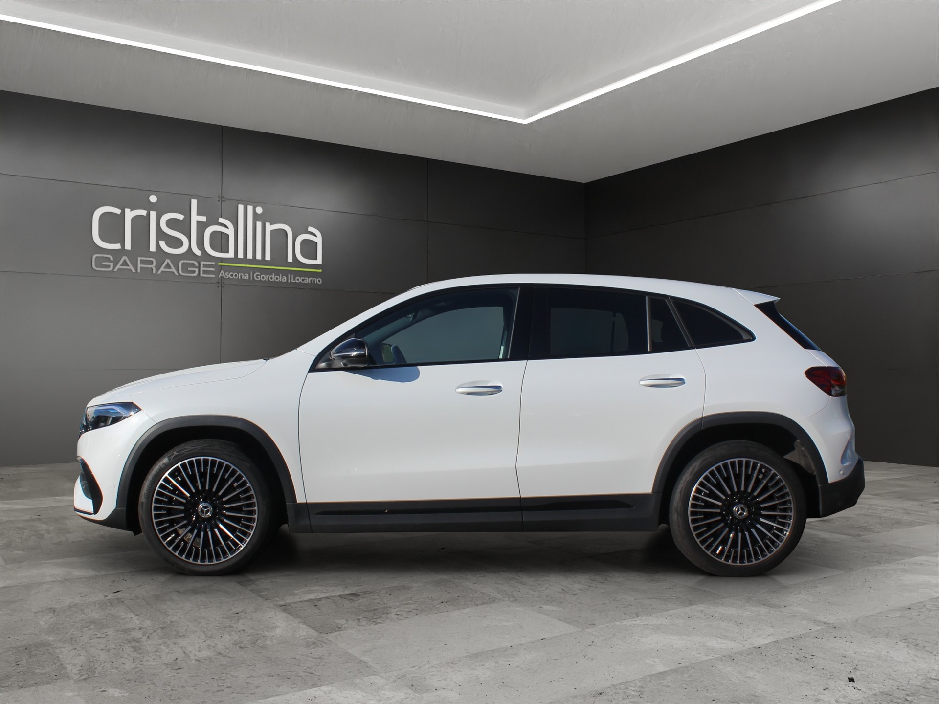 MERCEDES-BENZ EQA 300 Swiss Star AMG Line 4matic-showroom-element-1