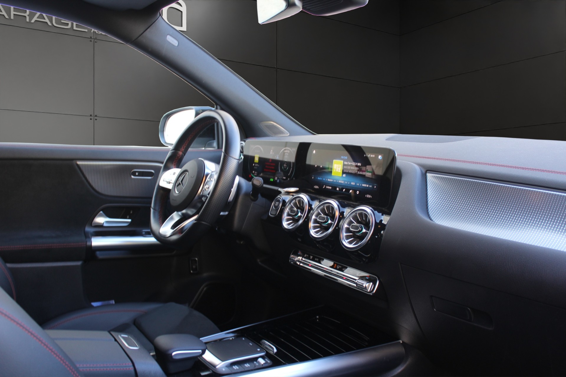 MERCEDES-BENZ EQA 300 Swiss Star AMG Line 4matic-image-9