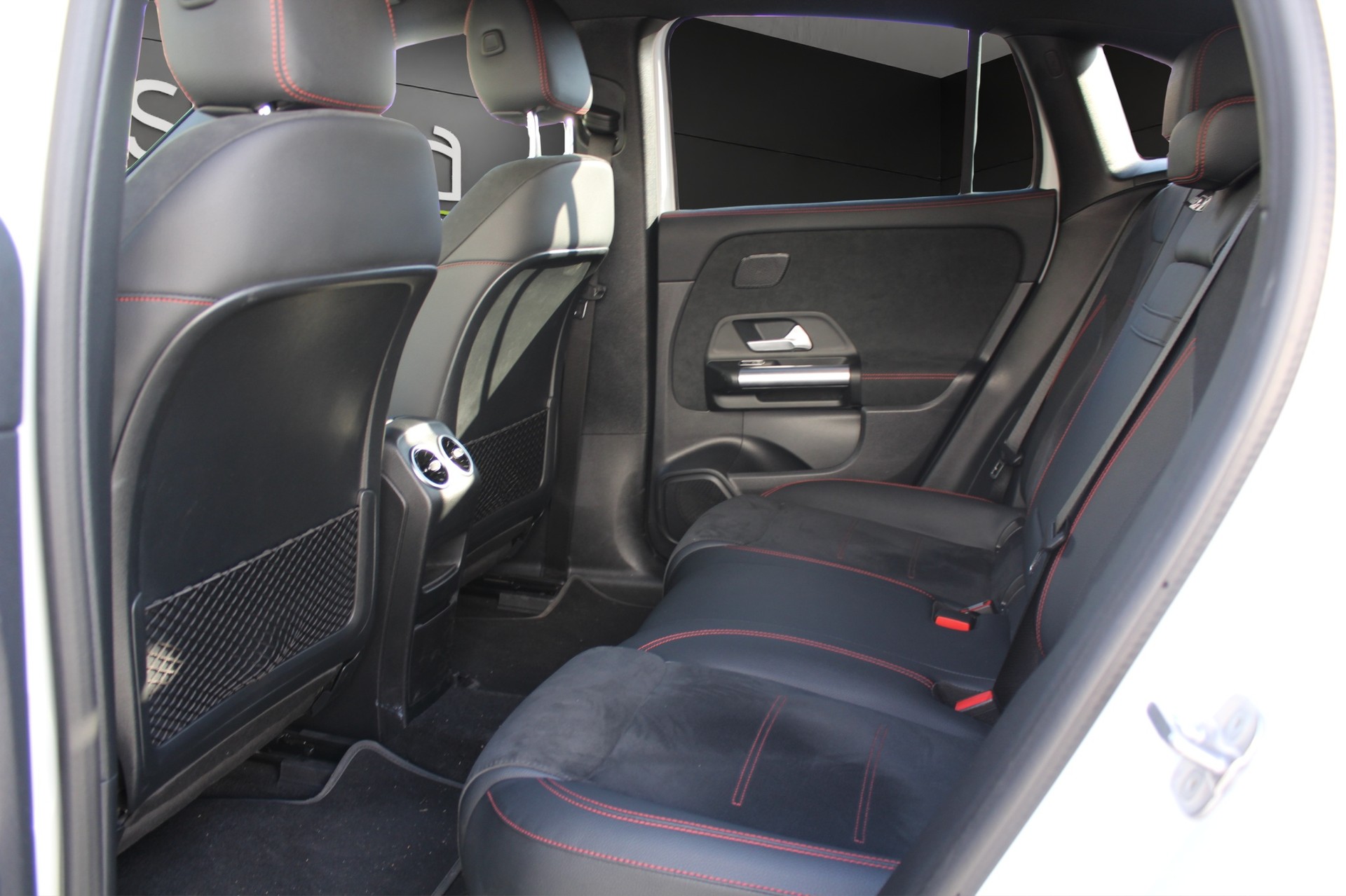 MERCEDES-BENZ EQA 300 Swiss Star AMG Line 4matic-image-10