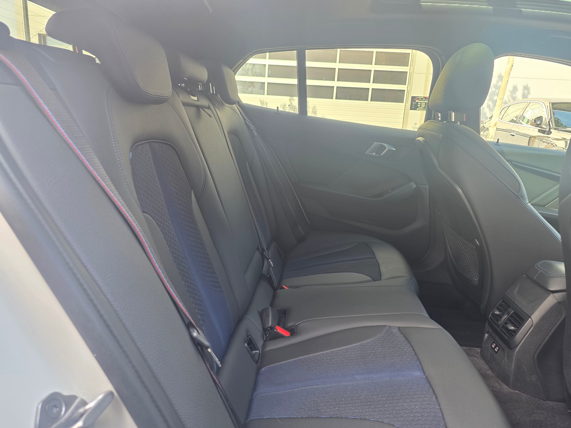 BMW 118d Steptronic M Sport / VOLLAUSSTATTUNG -PANORMA -KOMFORT PAKET -ASSISTENZ PAKET -ADAPTIVE LED -M SPORTBREMSEN-image-6