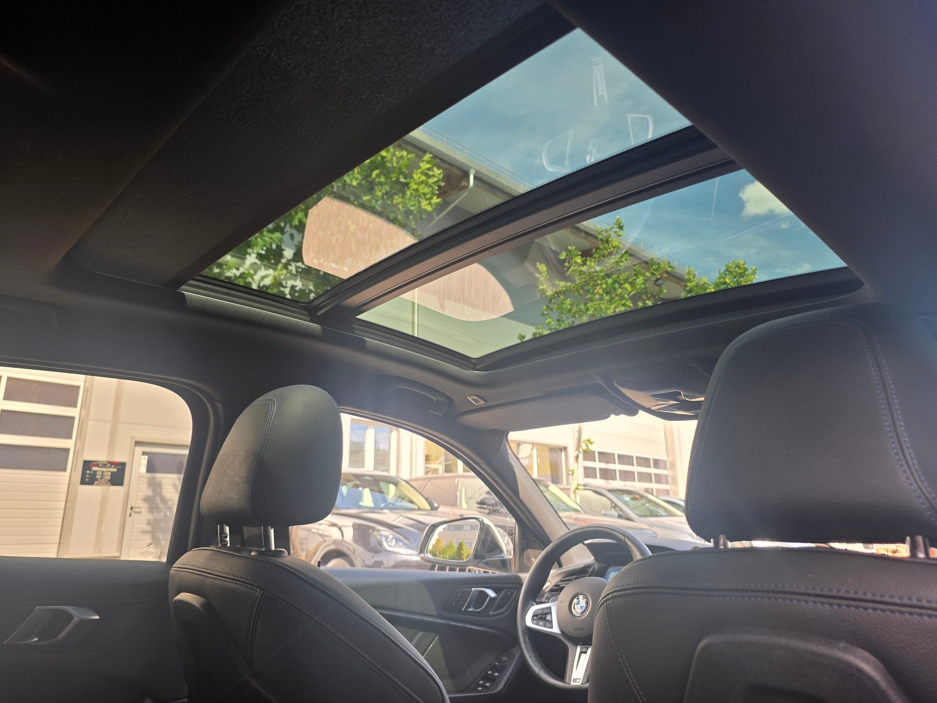 BMW 118d Steptronic M Sport / VOLLAUSSTATTUNG -PANORMA -KOMFORT PAKET -ASSISTENZ PAKET -ADAPTIVE LED -M SPORTBREMSEN-image-4