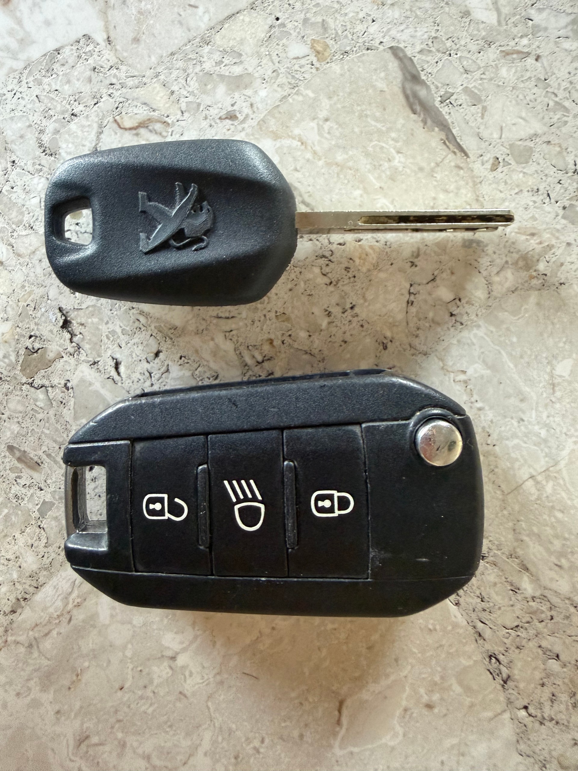 PEUGEOT 2008 1.2 PureTech Active EAT6-image-14