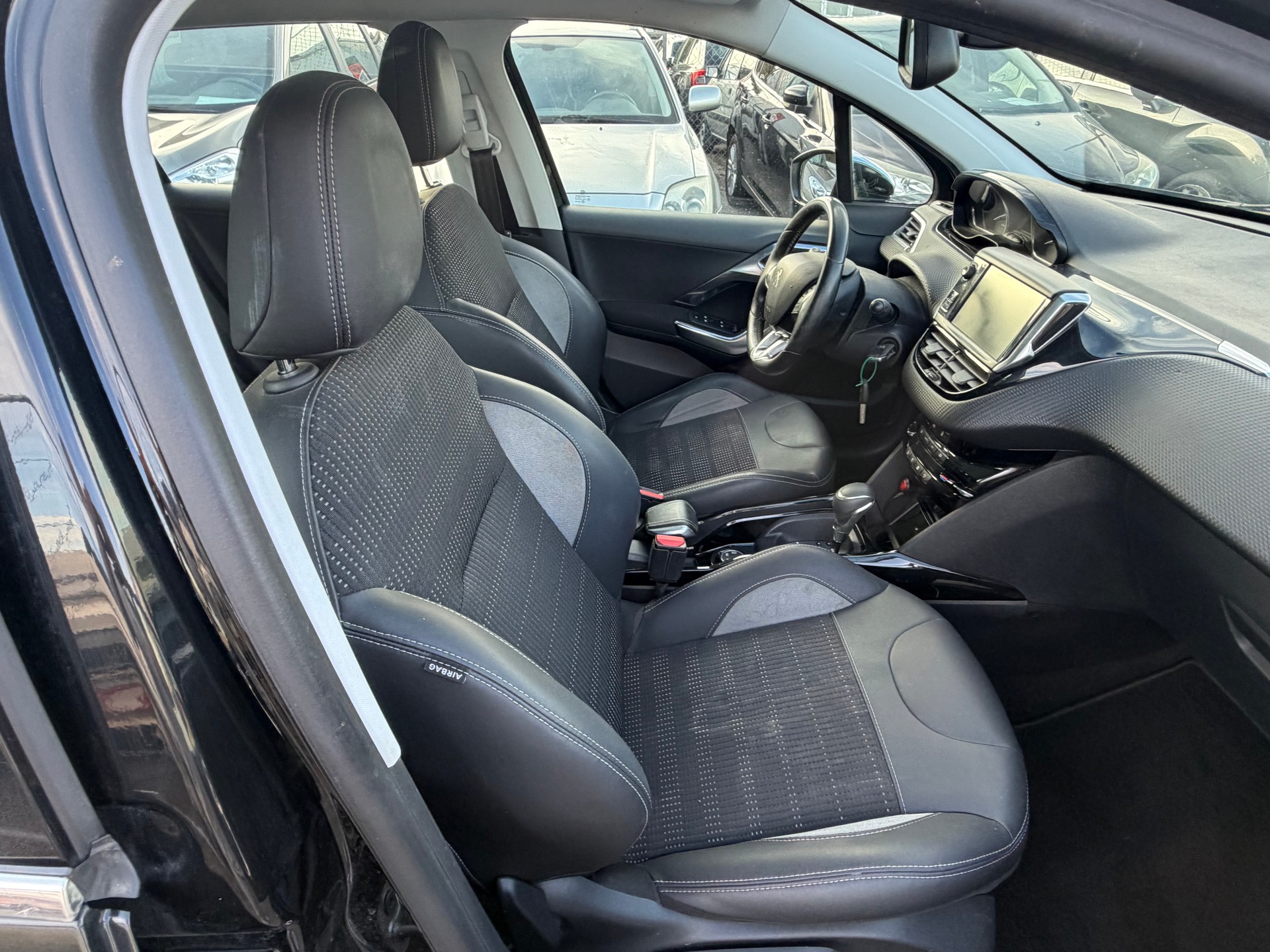 PEUGEOT 2008 1.2 PureTech Active EAT6-image-6