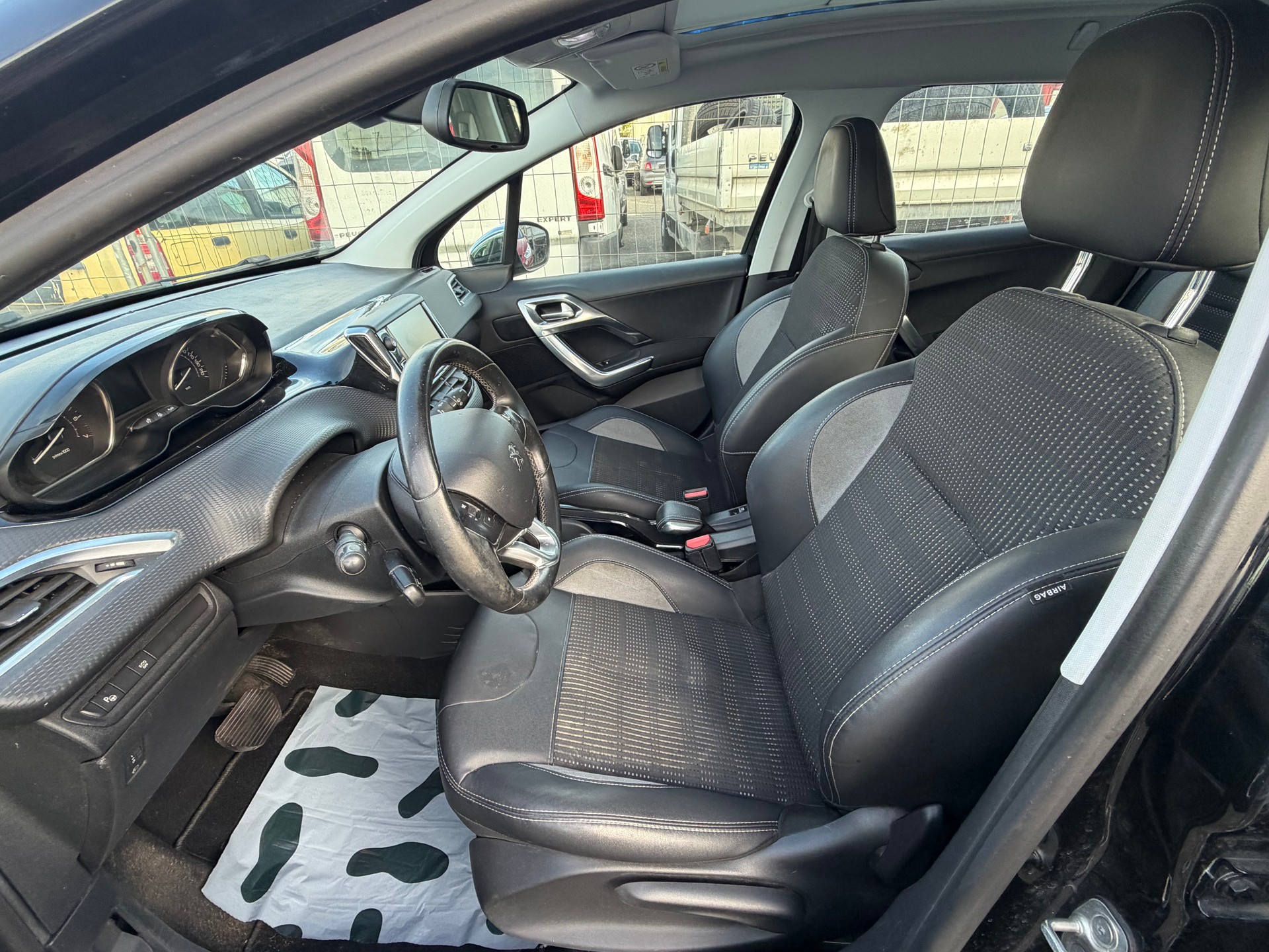 PEUGEOT 2008 1.2 PureTech Active EAT6-image-5