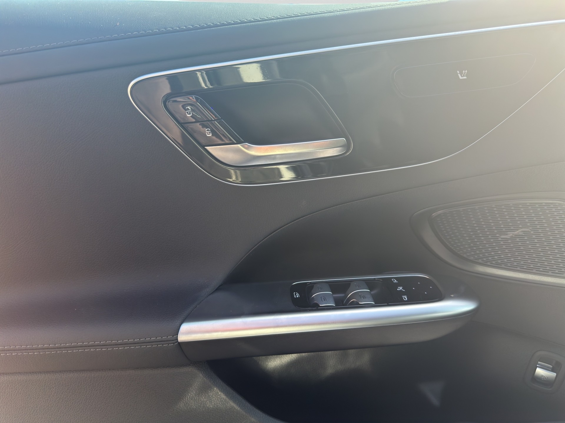 MERCEDES-BENZ C 300 d AMG Line Night-image-8