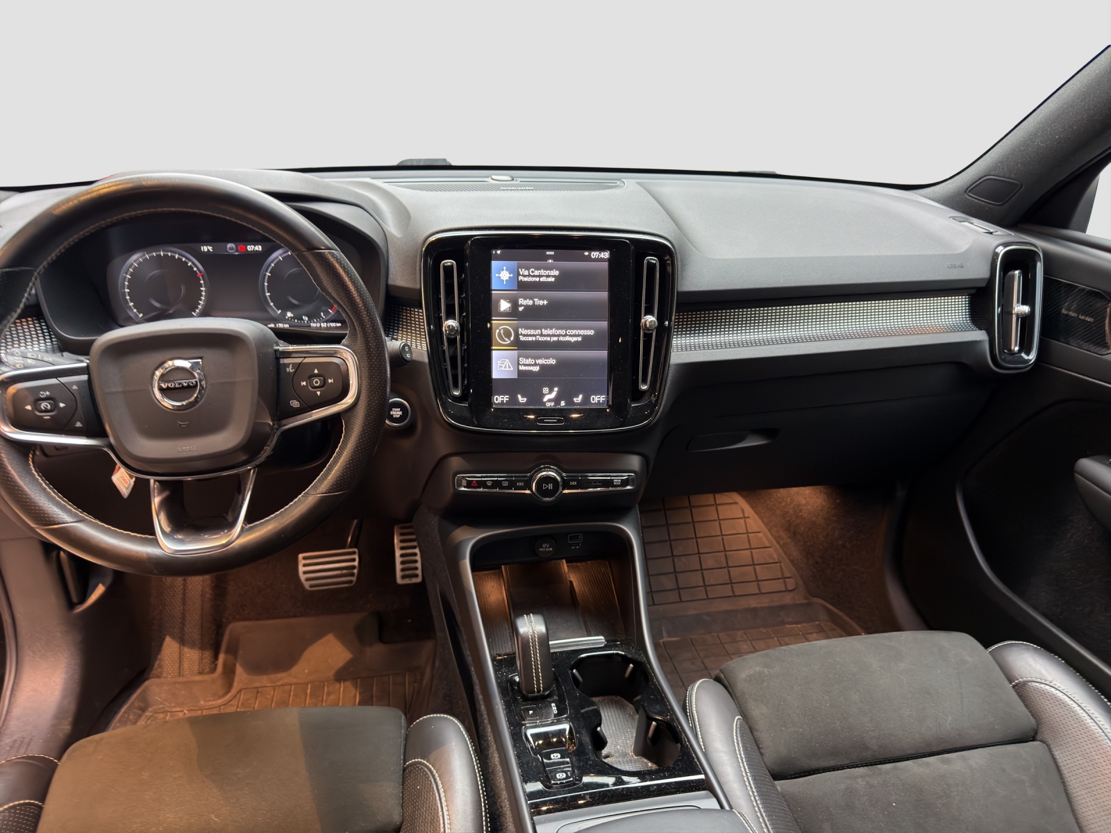 VOLVO XC40 B4 Benzin Mild Hybrid AWD R-Design Geartronic-image-8