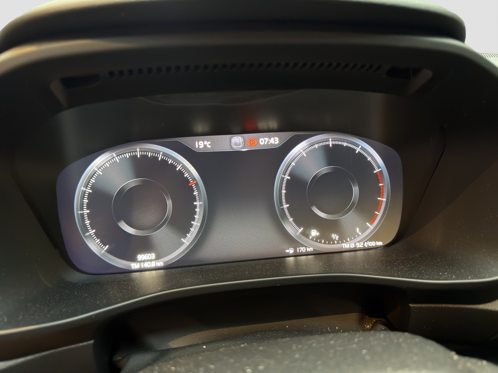 VOLVO XC40 B4 Benzin Mild Hybrid AWD R-Design Geartronic-image-6