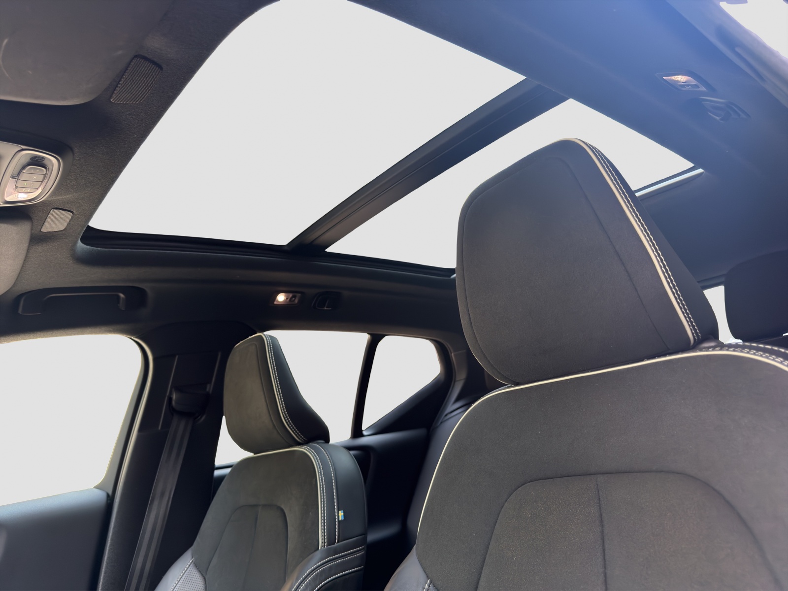 VOLVO XC40 B4 Benzin Mild Hybrid AWD R-Design Geartronic-image-9