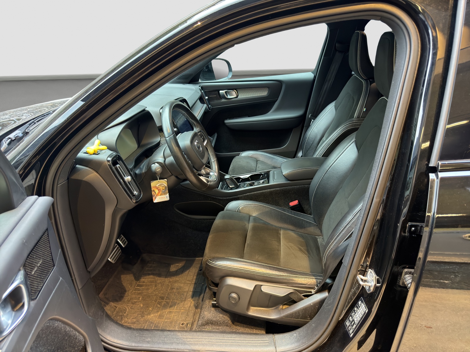 VOLVO XC40 B4 Benzin Mild Hybrid AWD R-Design Geartronic-image-5