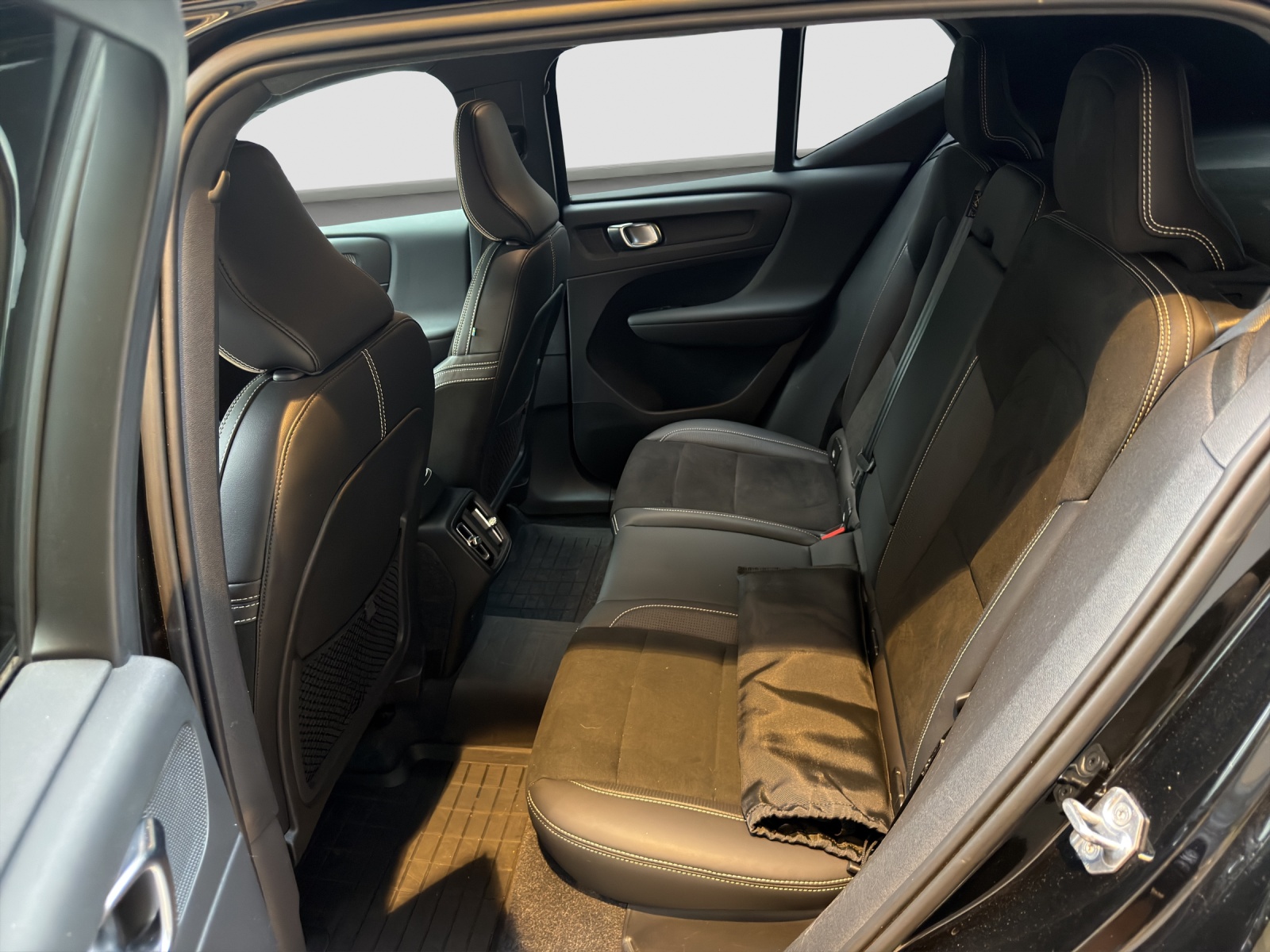 VOLVO XC40 B4 Benzin Mild Hybrid AWD R-Design Geartronic-image-7