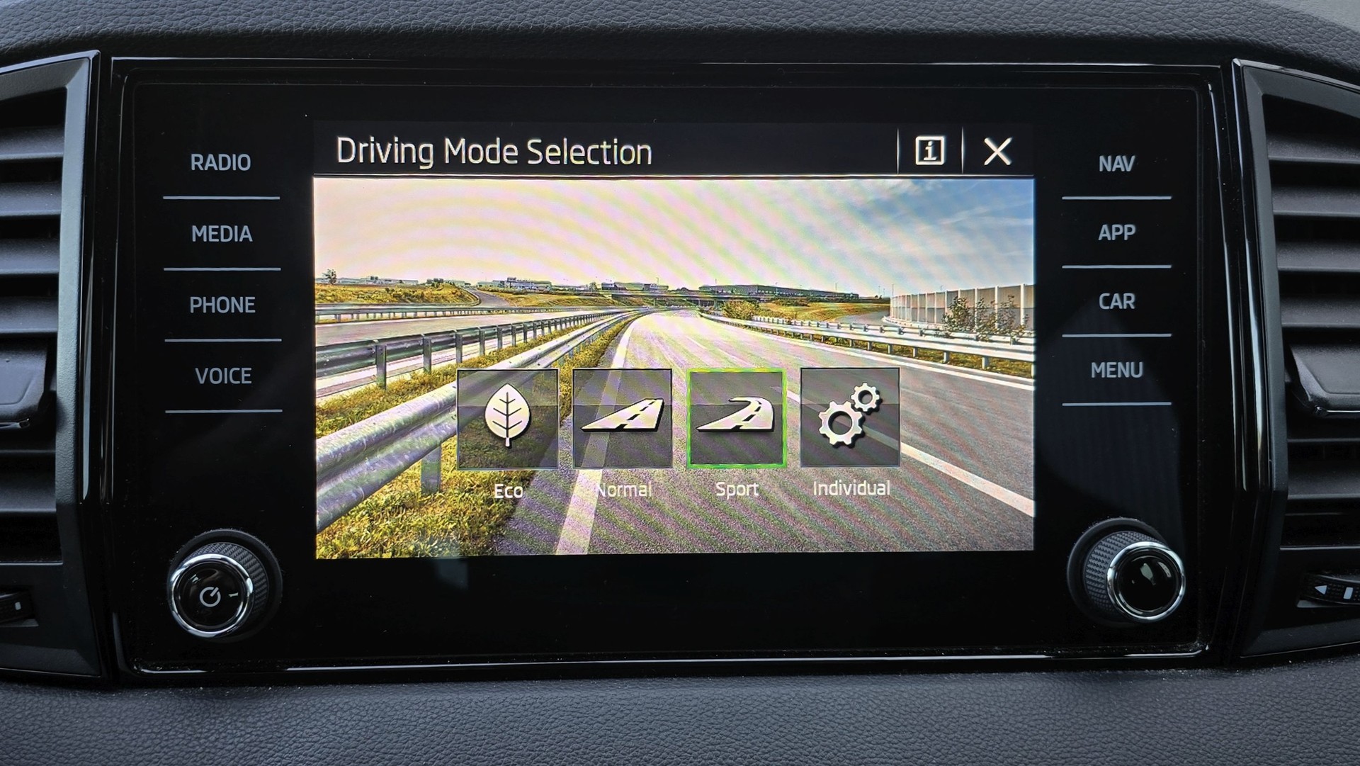 SKODA Karoq 1.5 TSI SportLine DSG-image-13