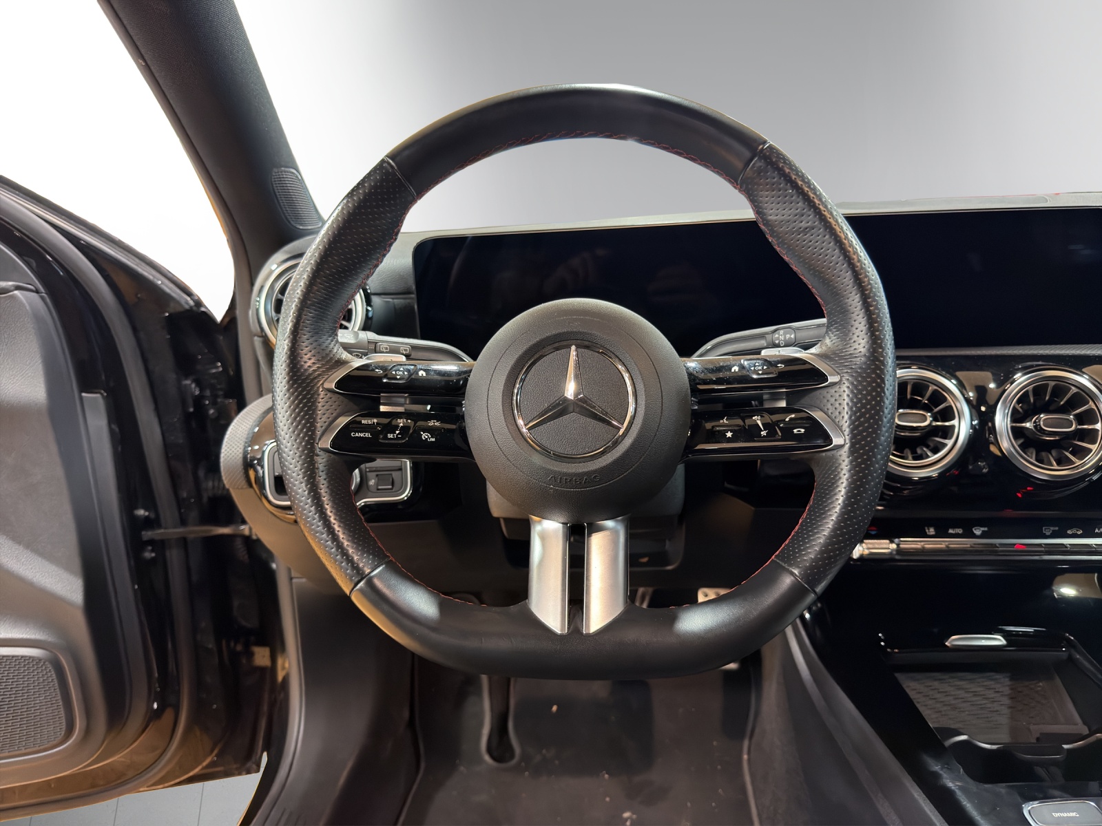 MERCEDES-BENZ A 200 AMG Line 7G-DCT-image-13