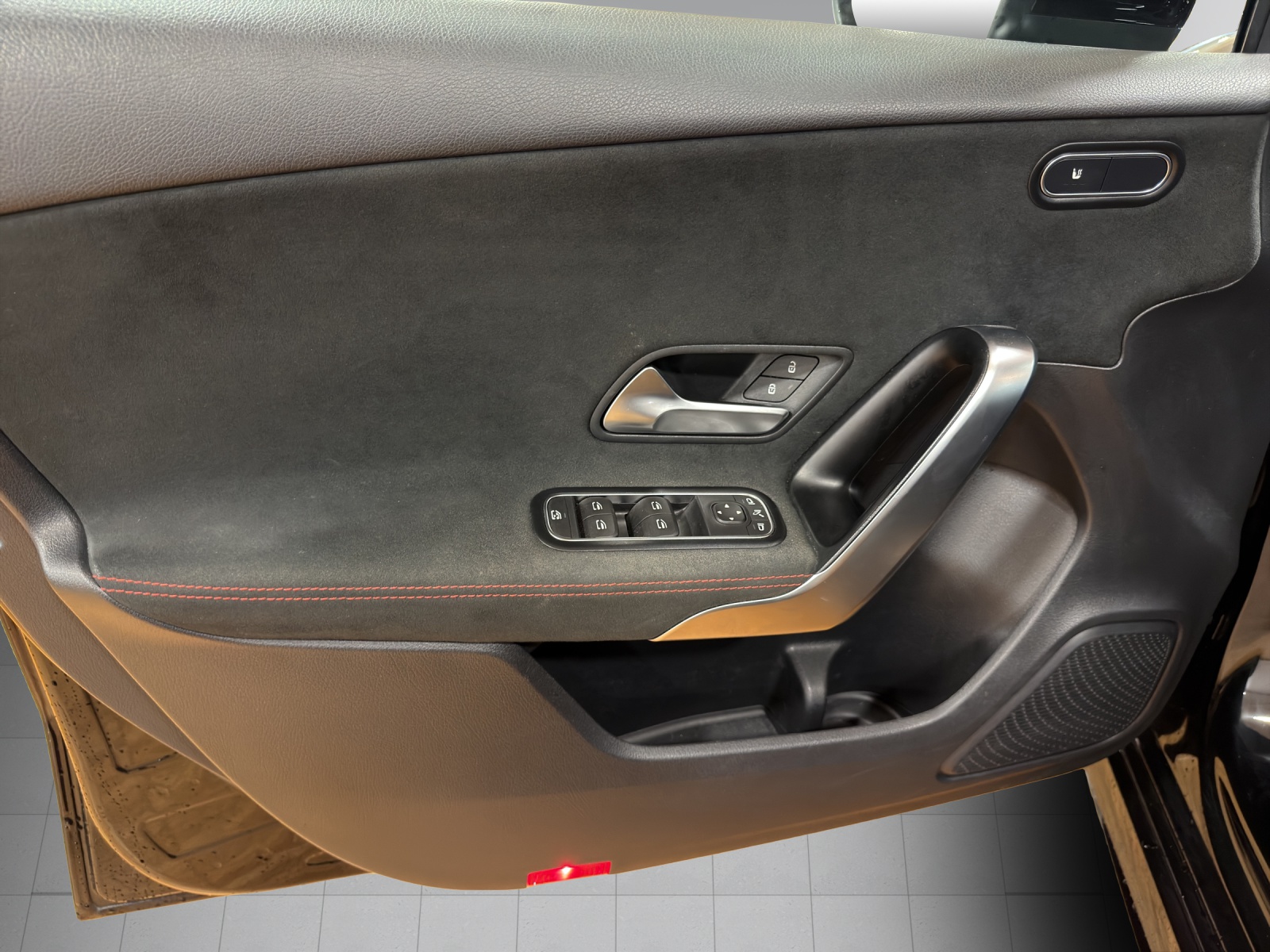 MERCEDES-BENZ A 200 AMG Line 7G-DCT-image-8