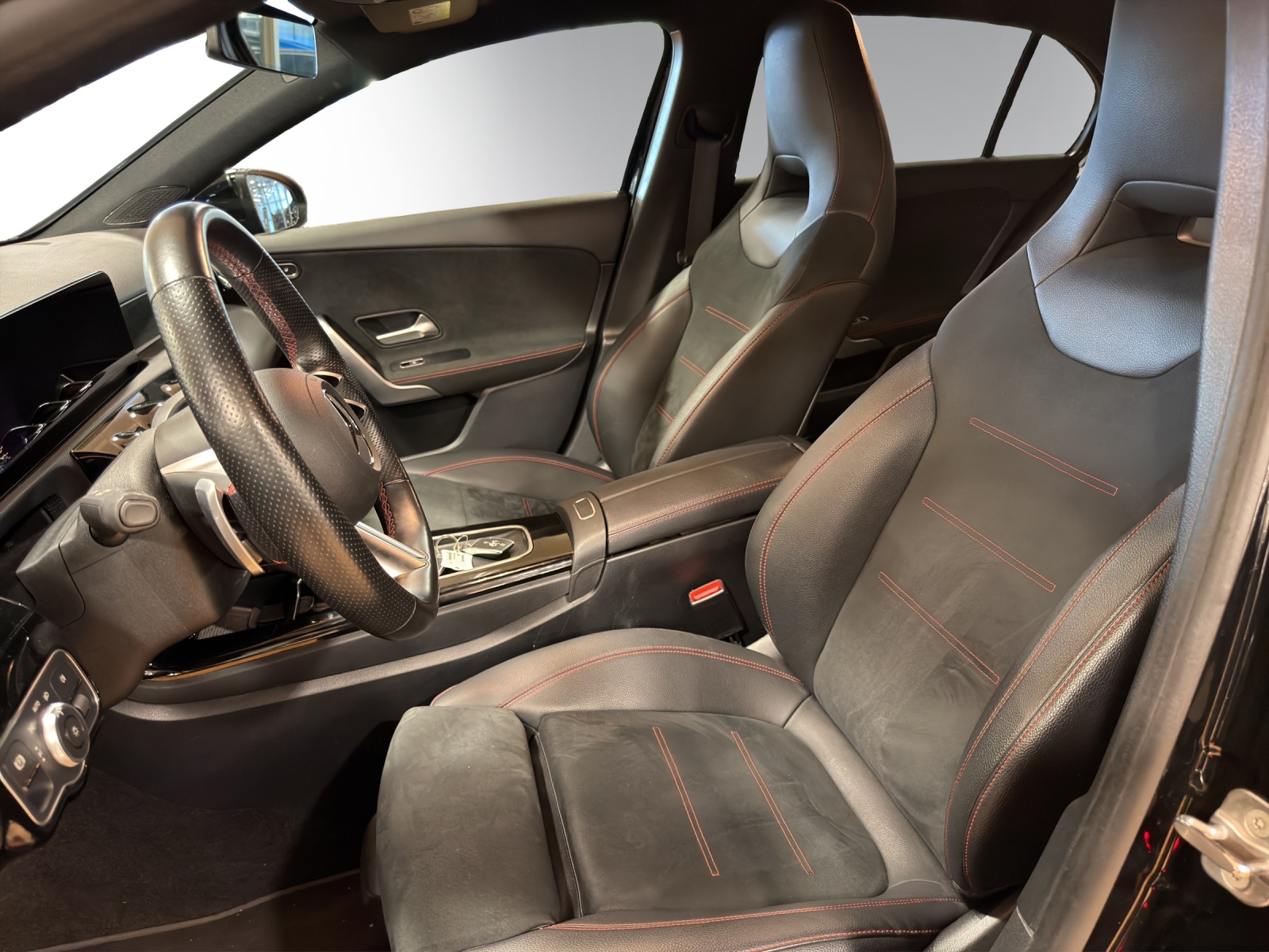 MERCEDES-BENZ A 200 AMG Line 7G-DCT-image-2