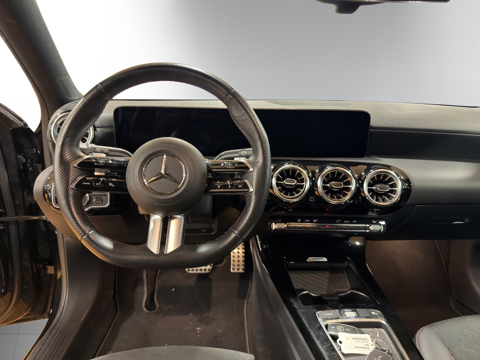 MERCEDES-BENZ A 200 AMG Line 7G-DCT-image-11