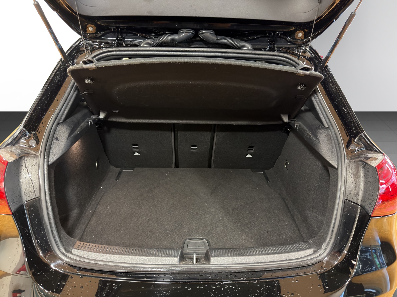MERCEDES-BENZ A 200 AMG Line 7G-DCT-image-6