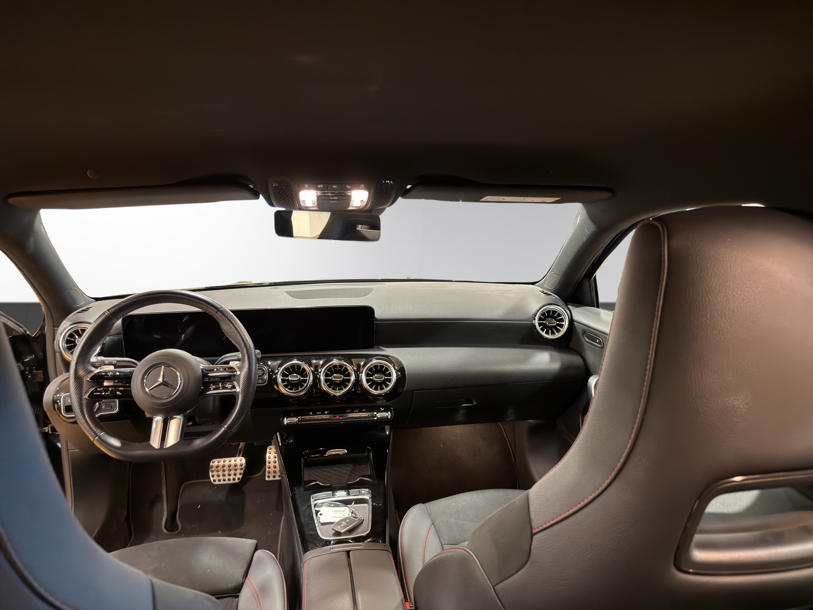 MERCEDES-BENZ A 200 AMG Line 7G-DCT-image-14