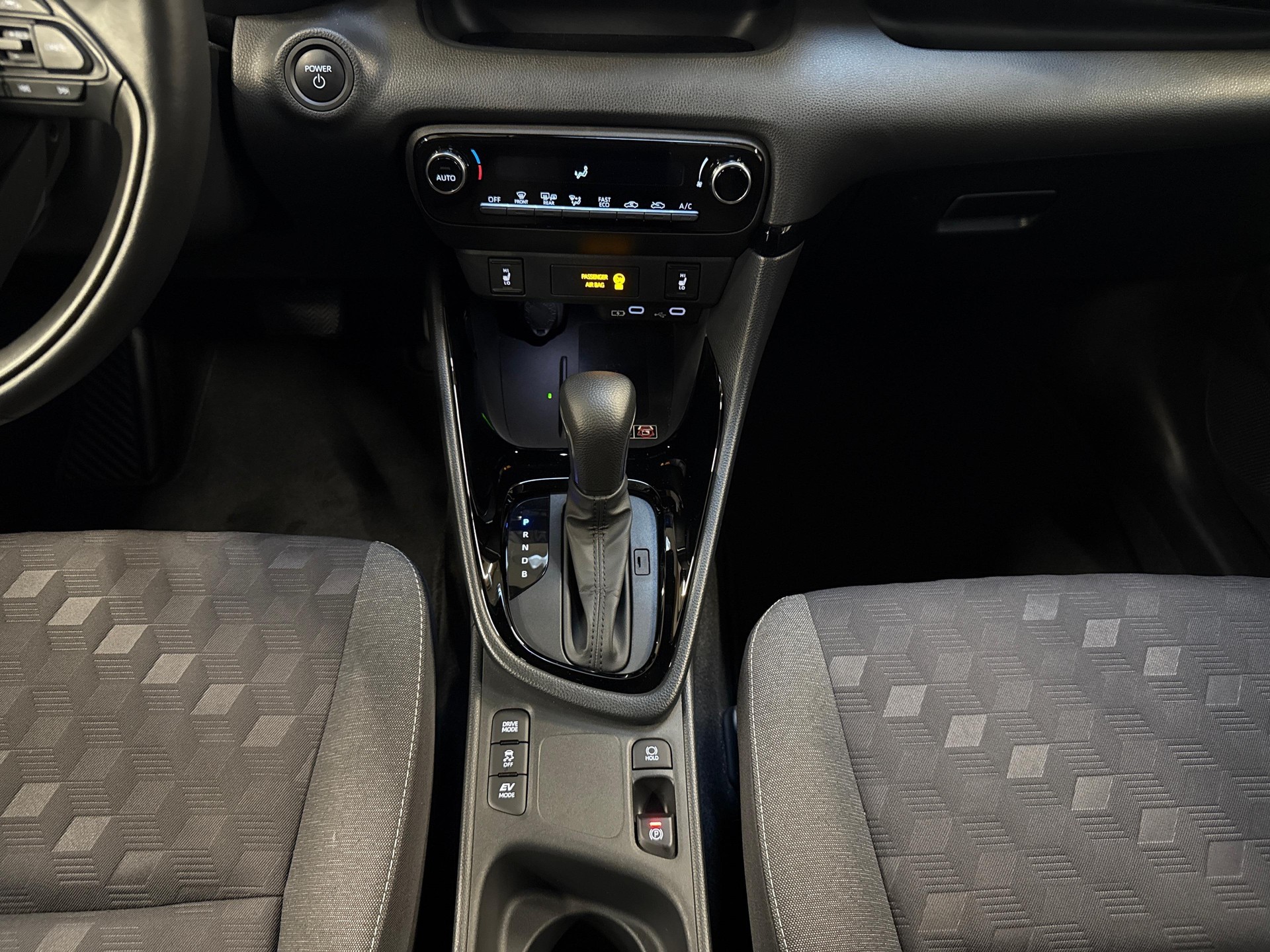 TOYOTA Yaris 1.5 VVT-i HSD Trend-image-16